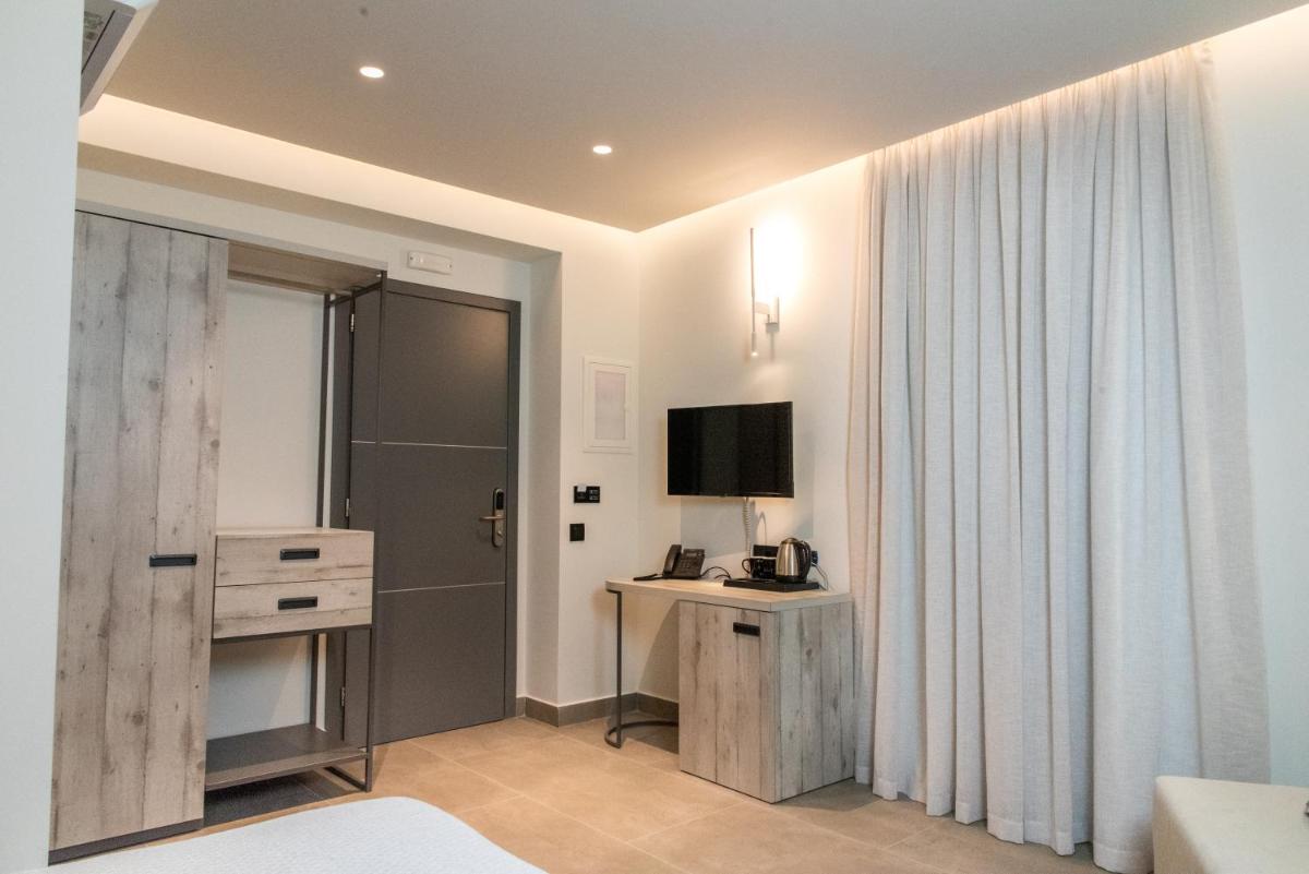 Queen Suite with Pool View