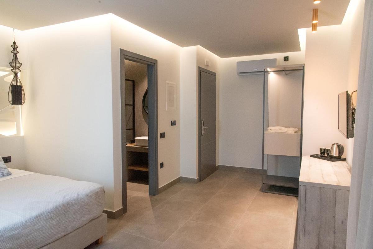 Queen Suite with Pool View photo 3