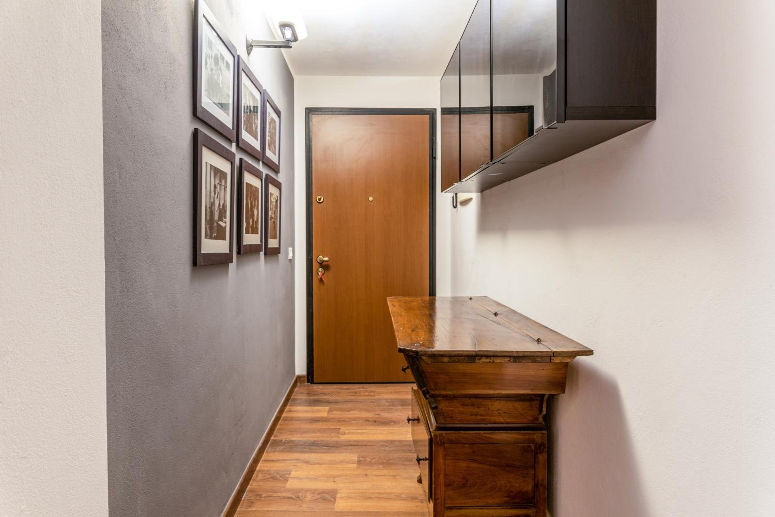 One-Bedroom Apartment photo 2
