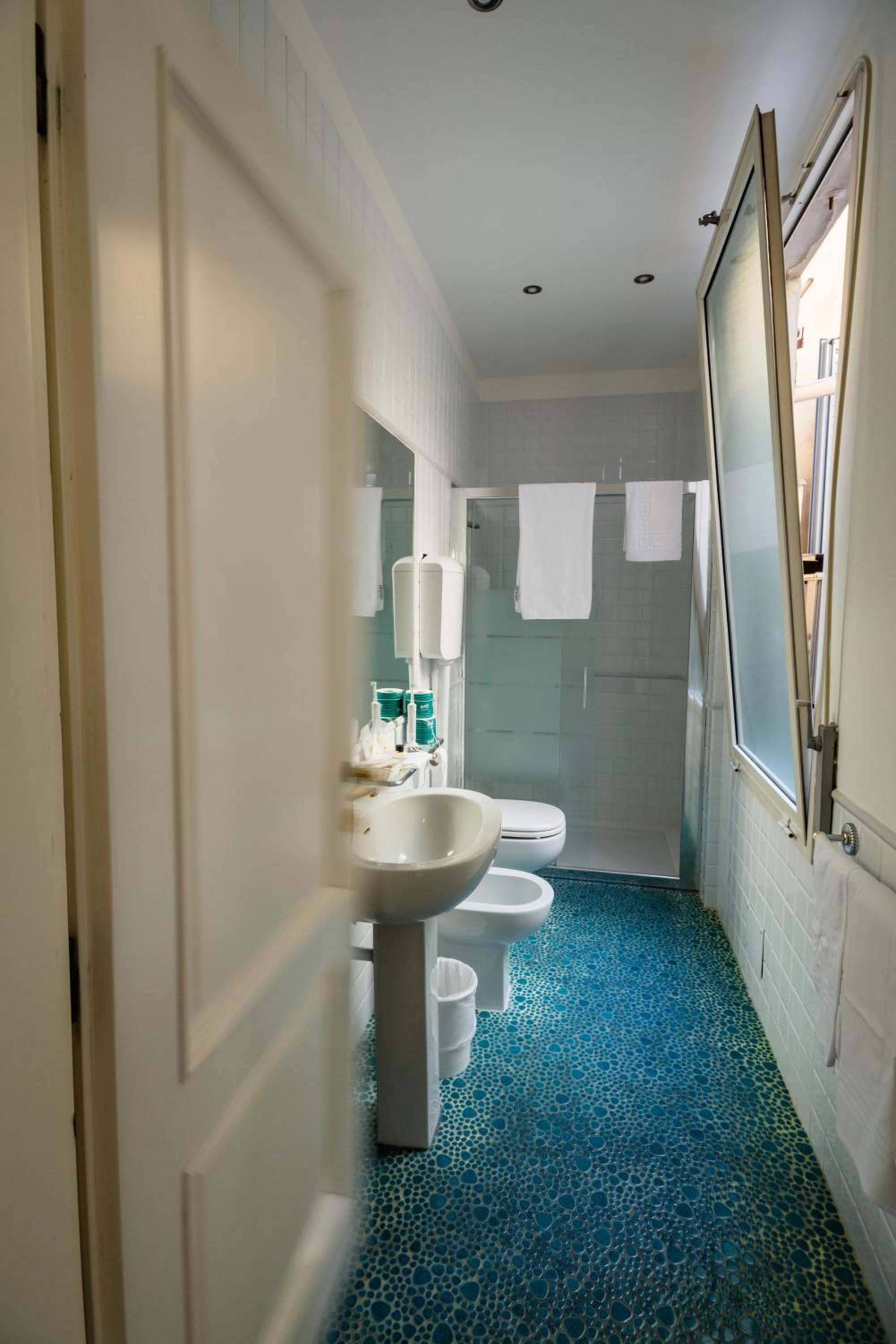 Triple Room - Photo 15
