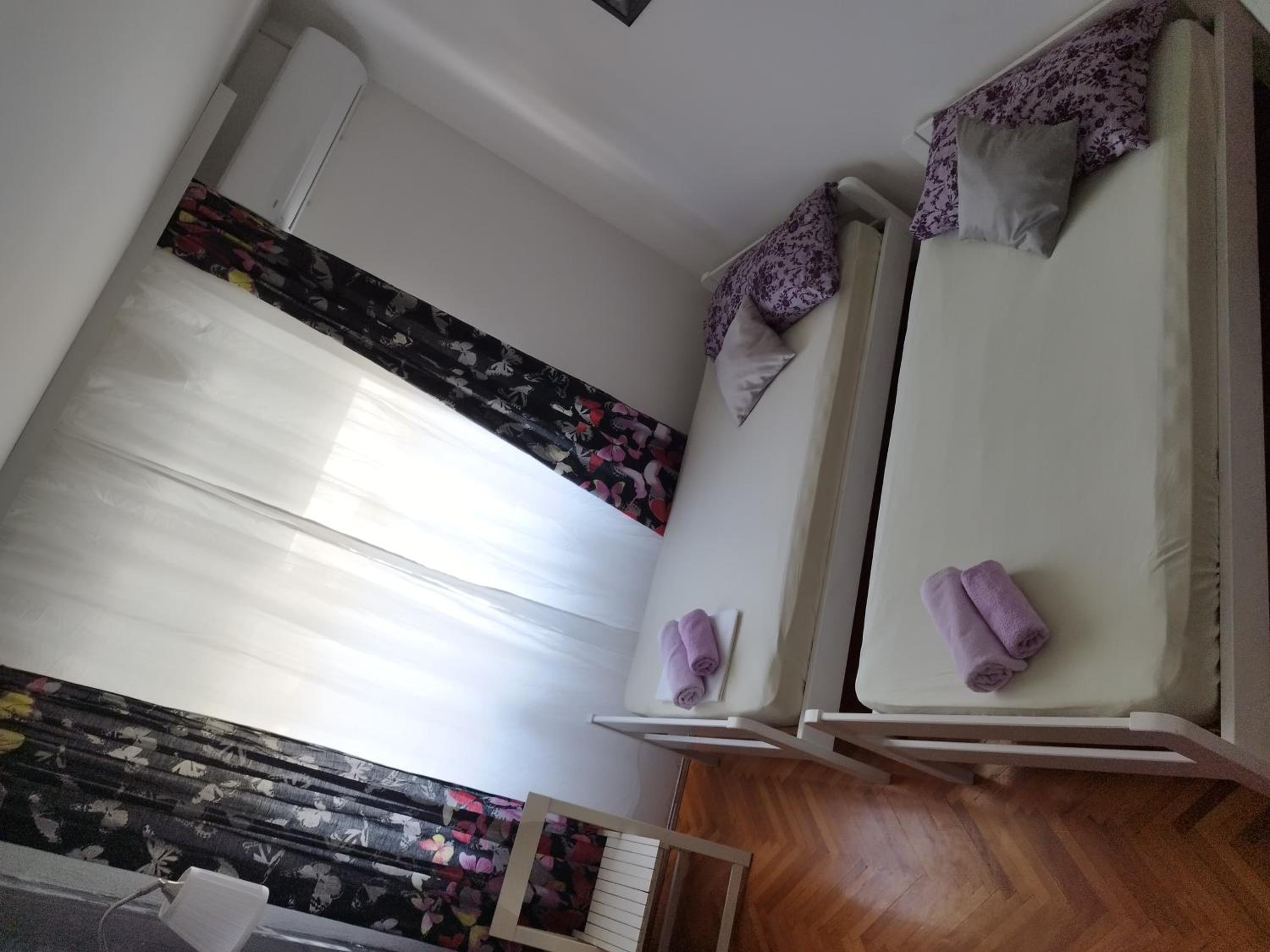 Camera Doppia con Letti Singoli e Bagno in Comune