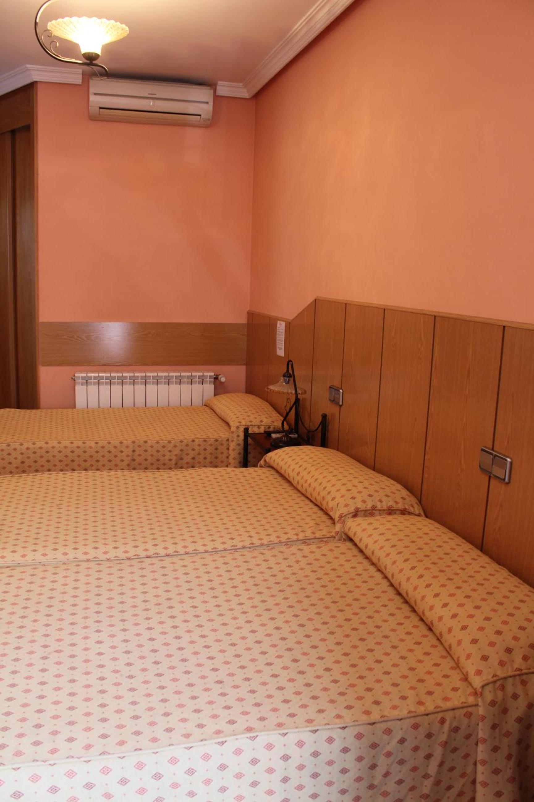 Twin Room with Extra Bed photo 2