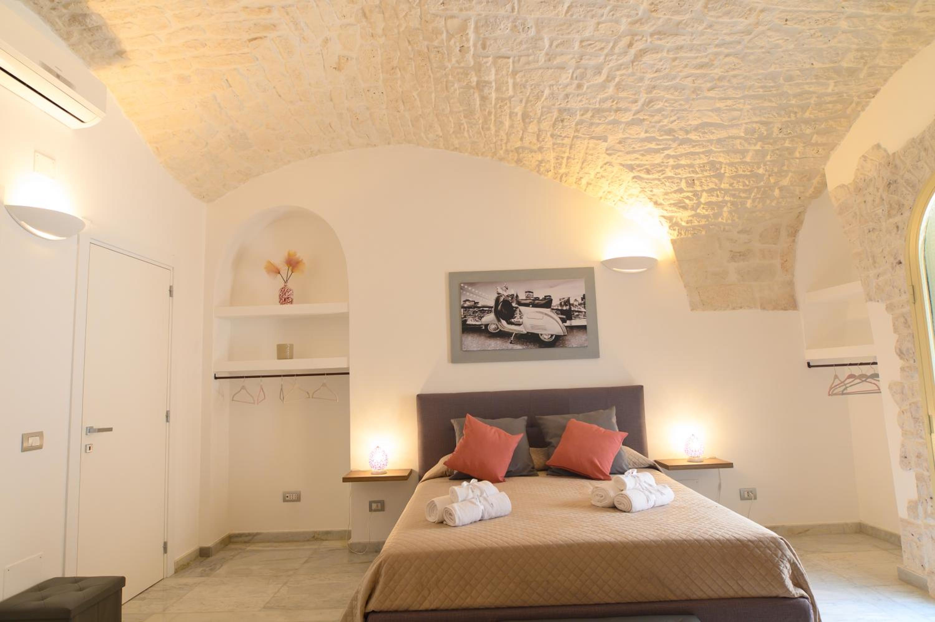 Quadruple Room with Private Bathroom - Photo 19