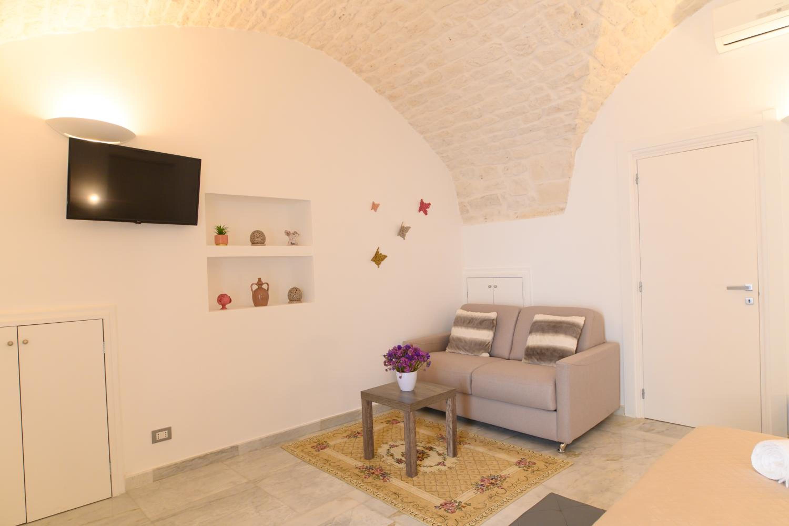 Quadruple Room with Private Bathroom - Photo 20