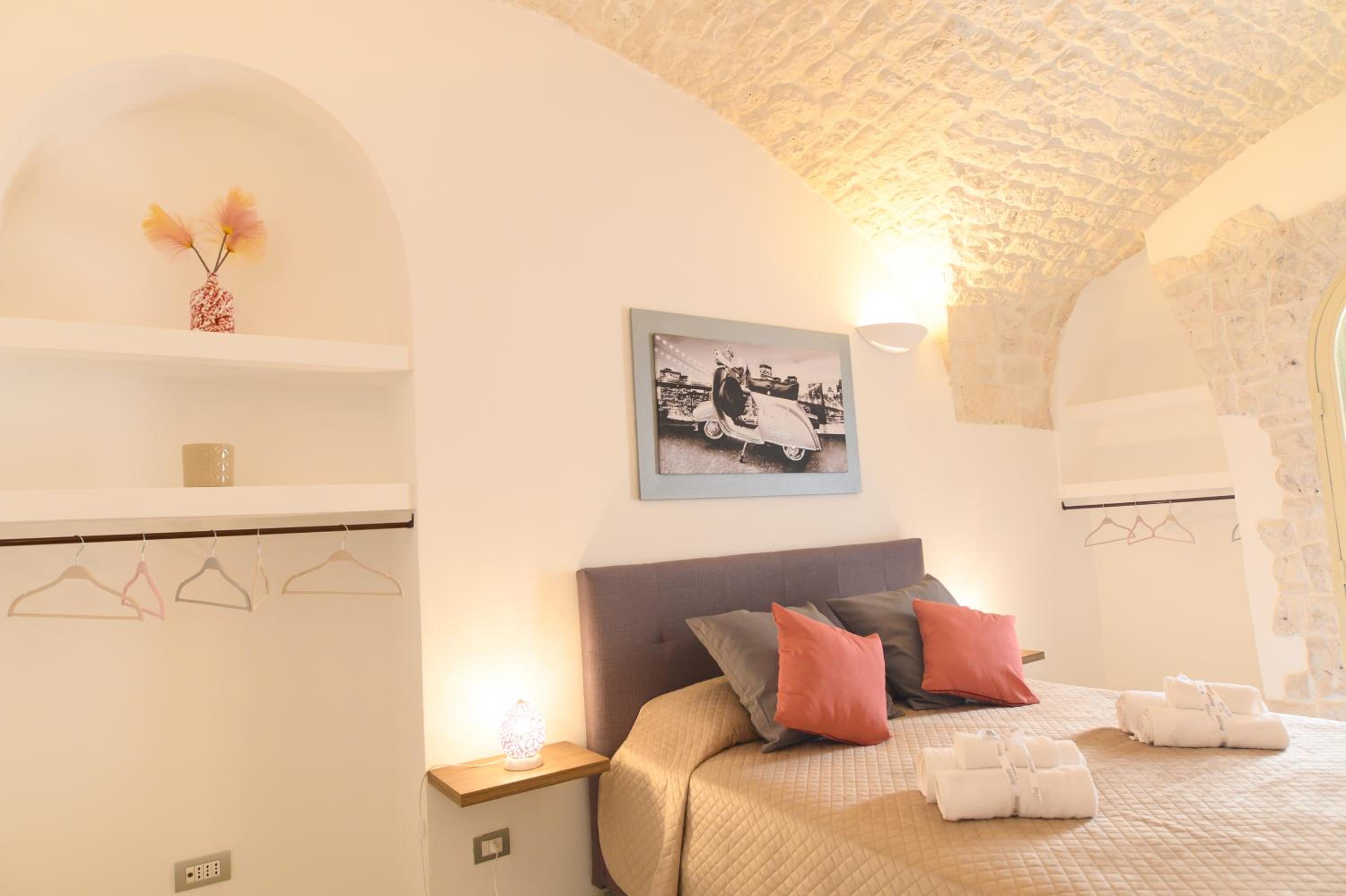 Quadruple Room with Private Bathroom - Photo 23