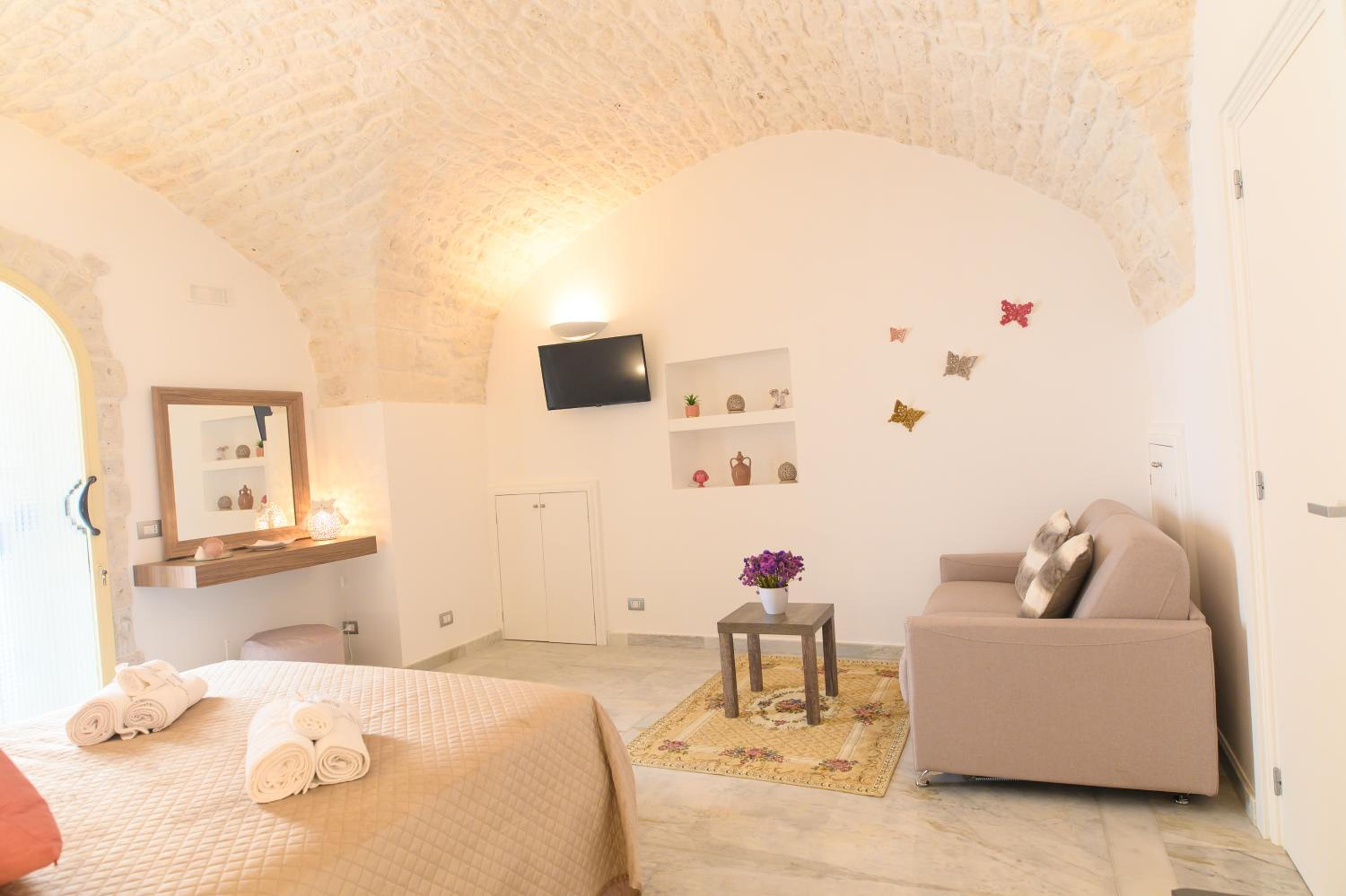 Quadruple Room with Private Bathroom - Photo 24