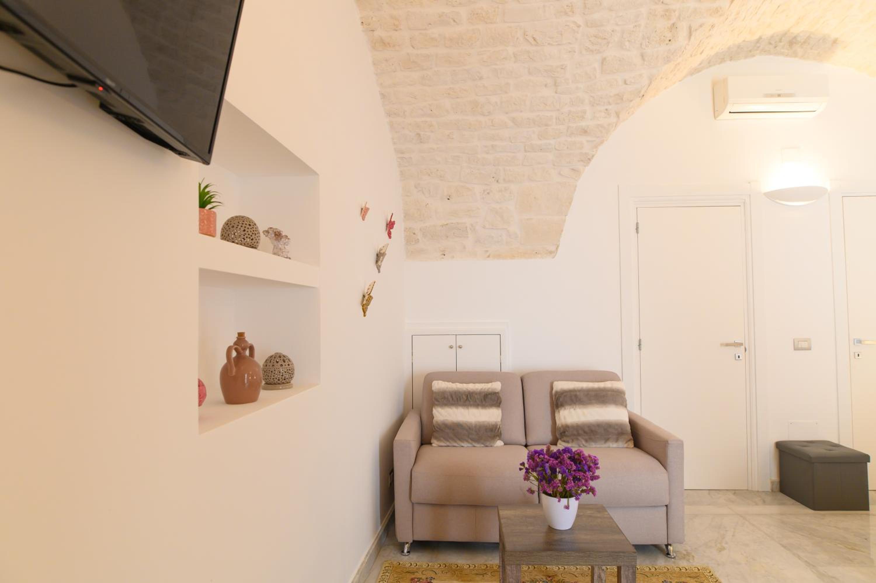 Quadruple Room with Private Bathroom - Photo 25