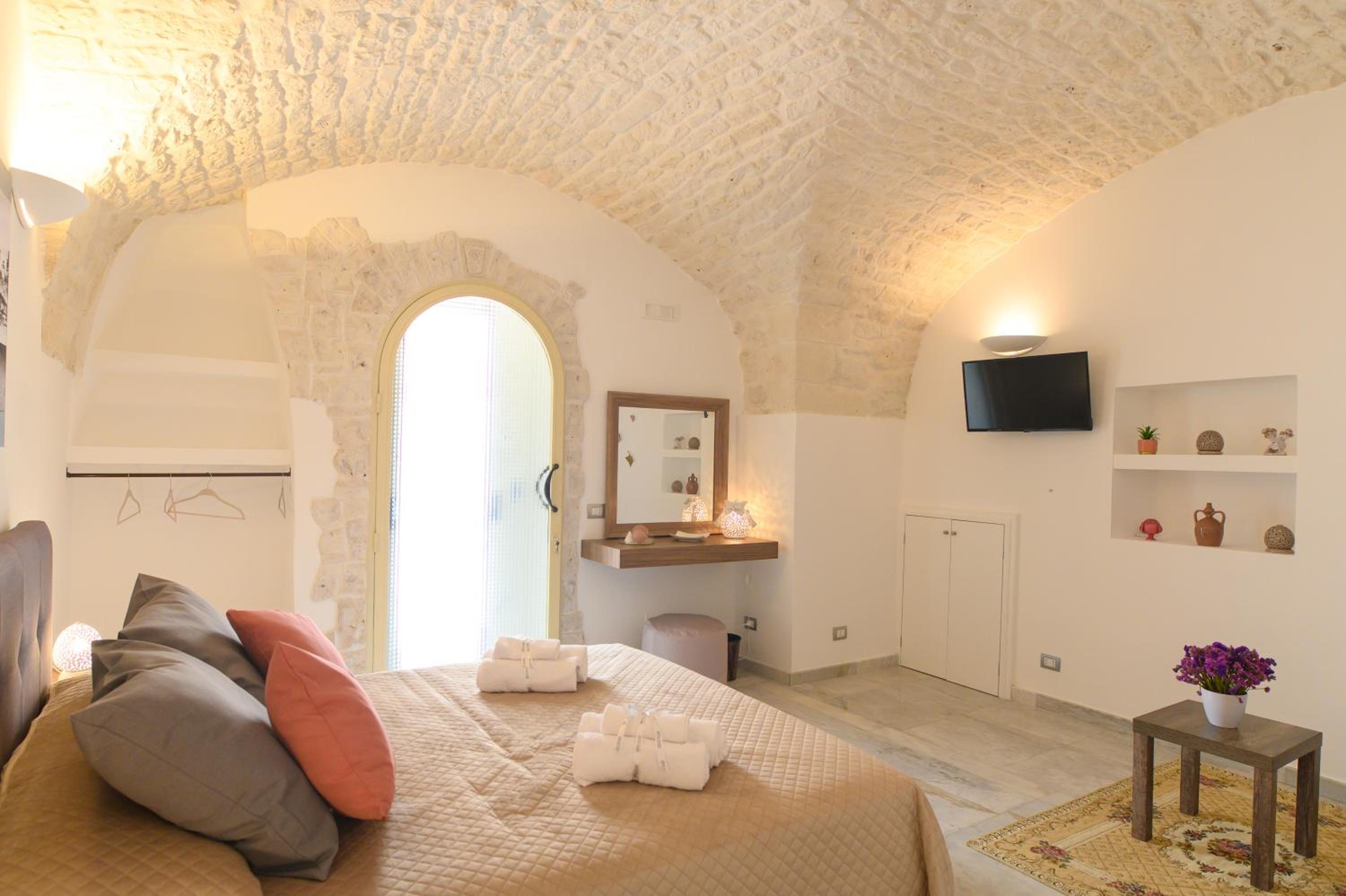 Quadruple Room with Private Bathroom - Photo 35