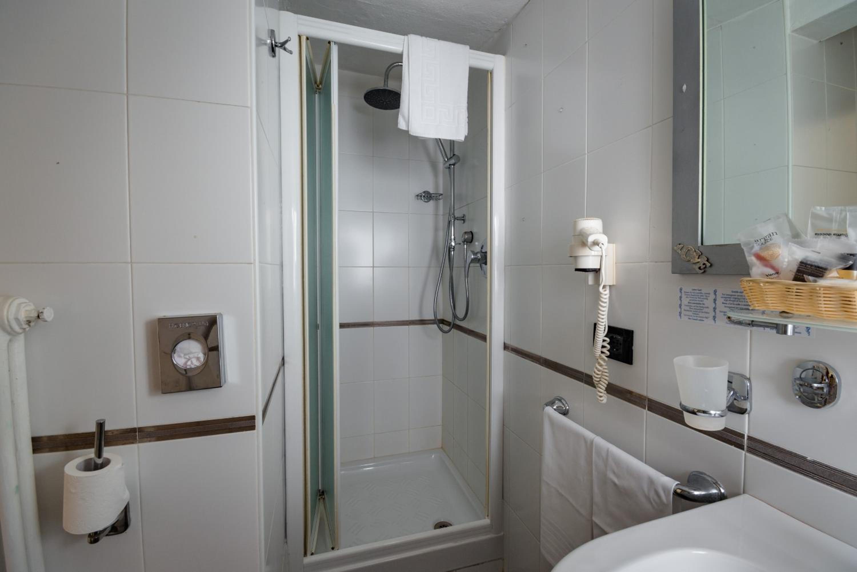 Double Room - Photo 7