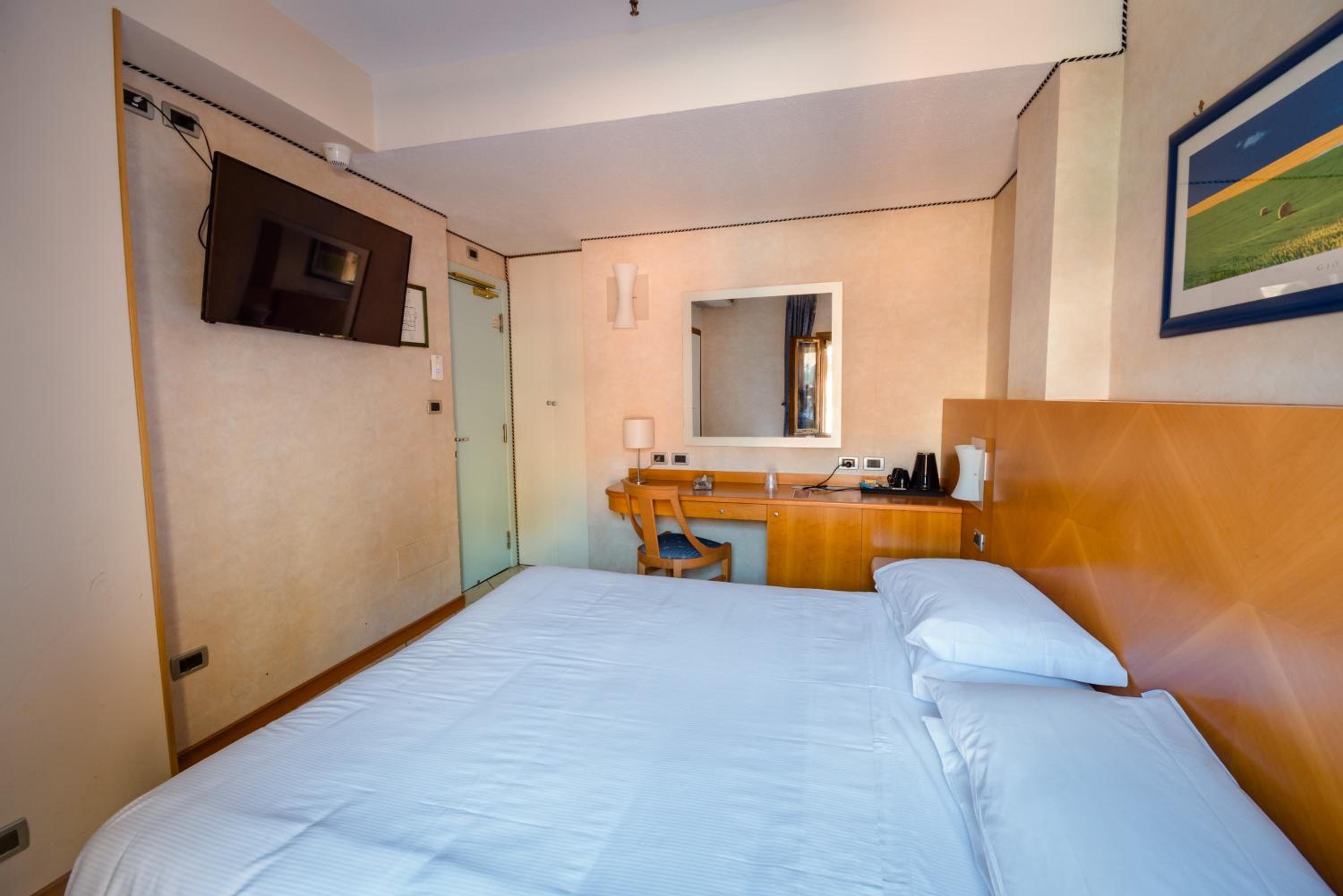 Double Room - Photo 28