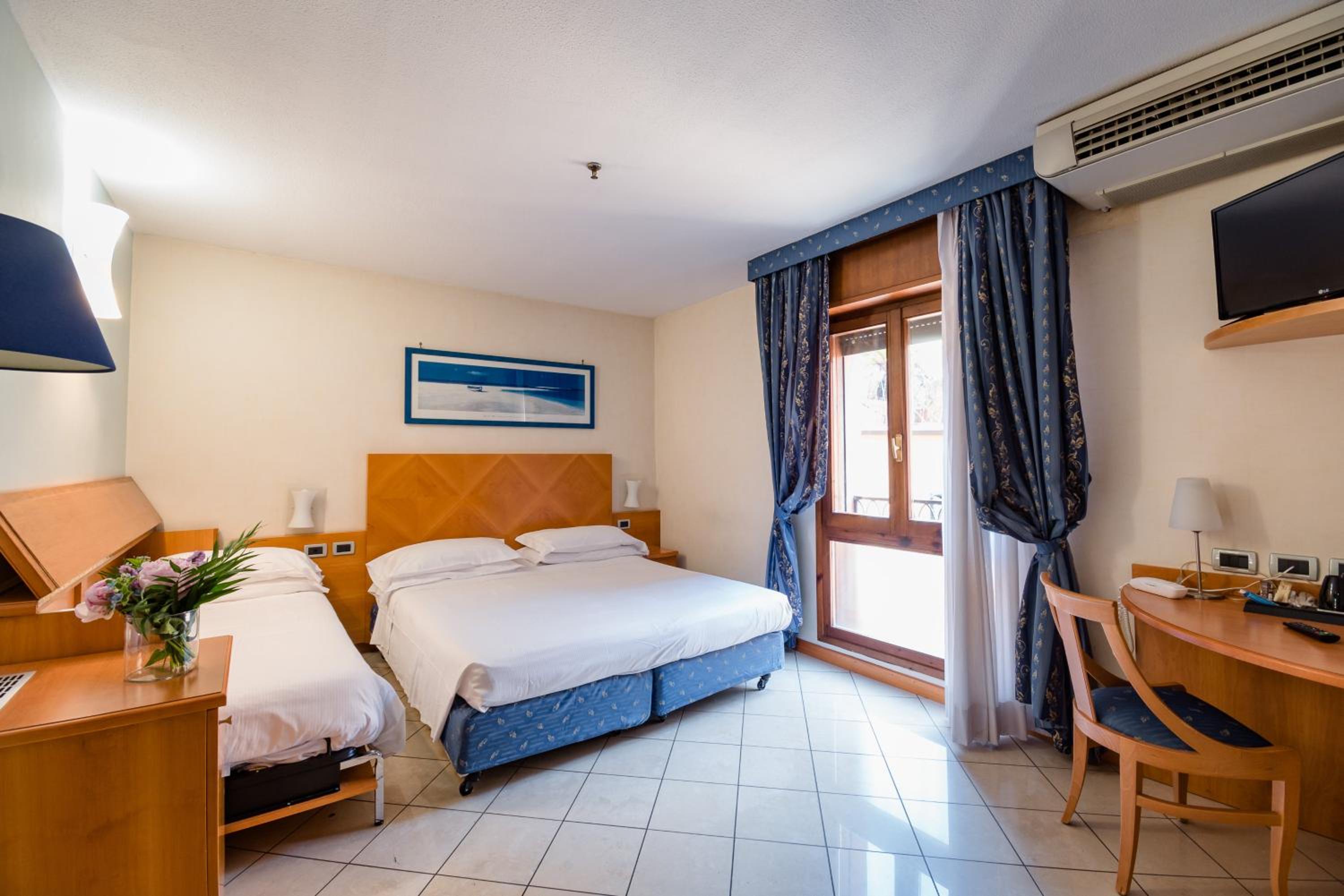 Triple Room - Photo 12