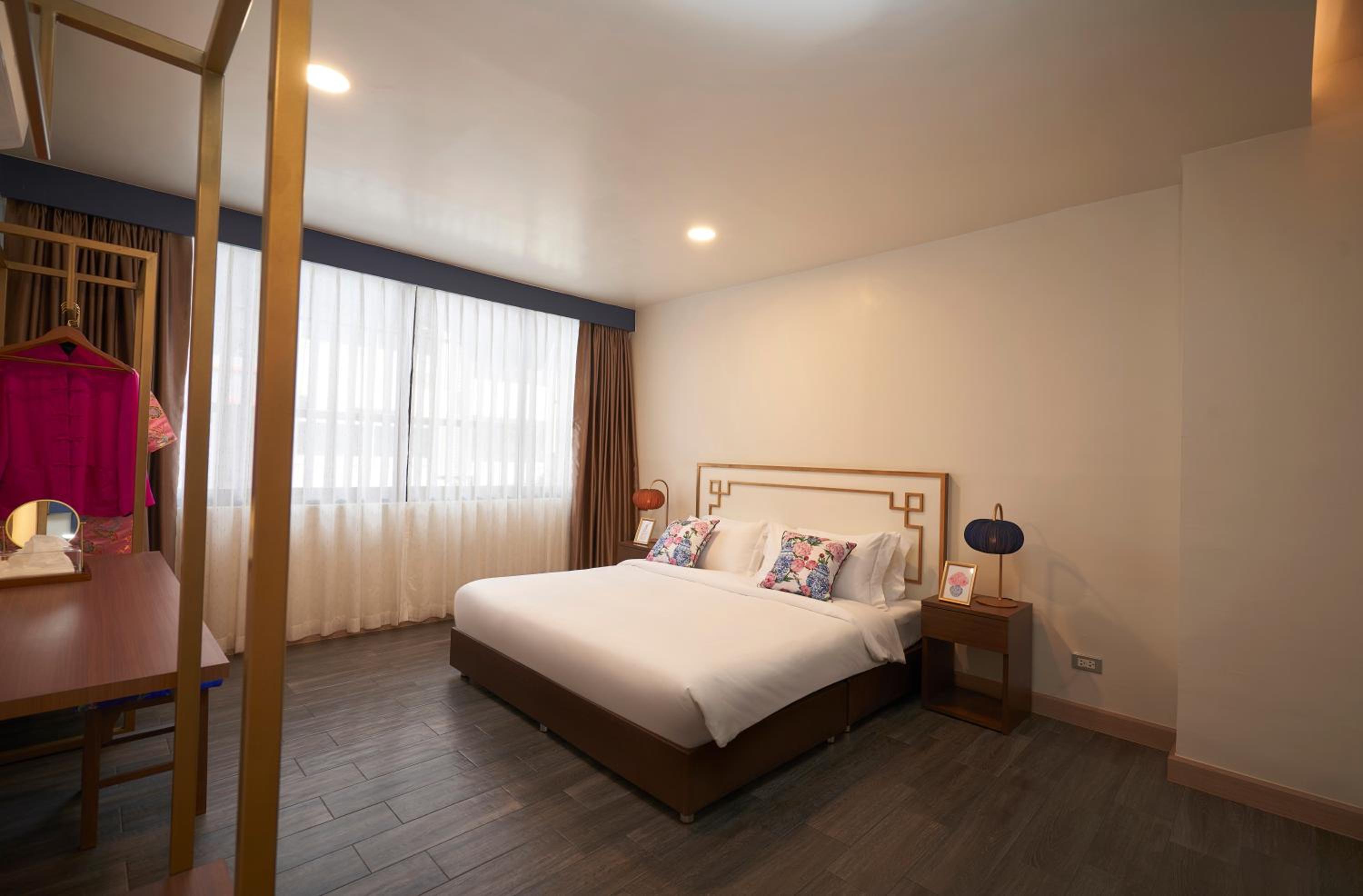 Deluxe King Room photo 2