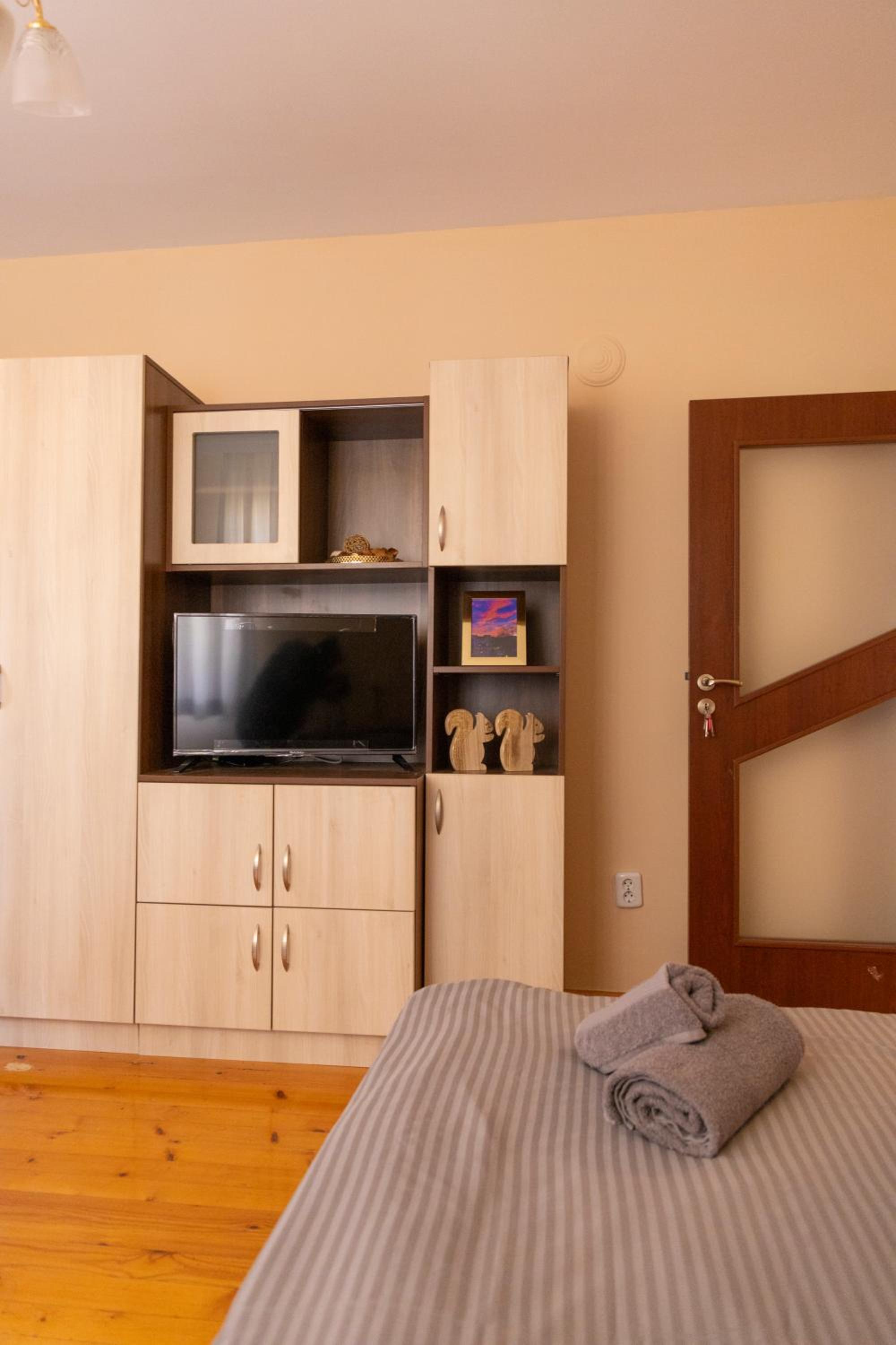Six-Bedroom House photo 1