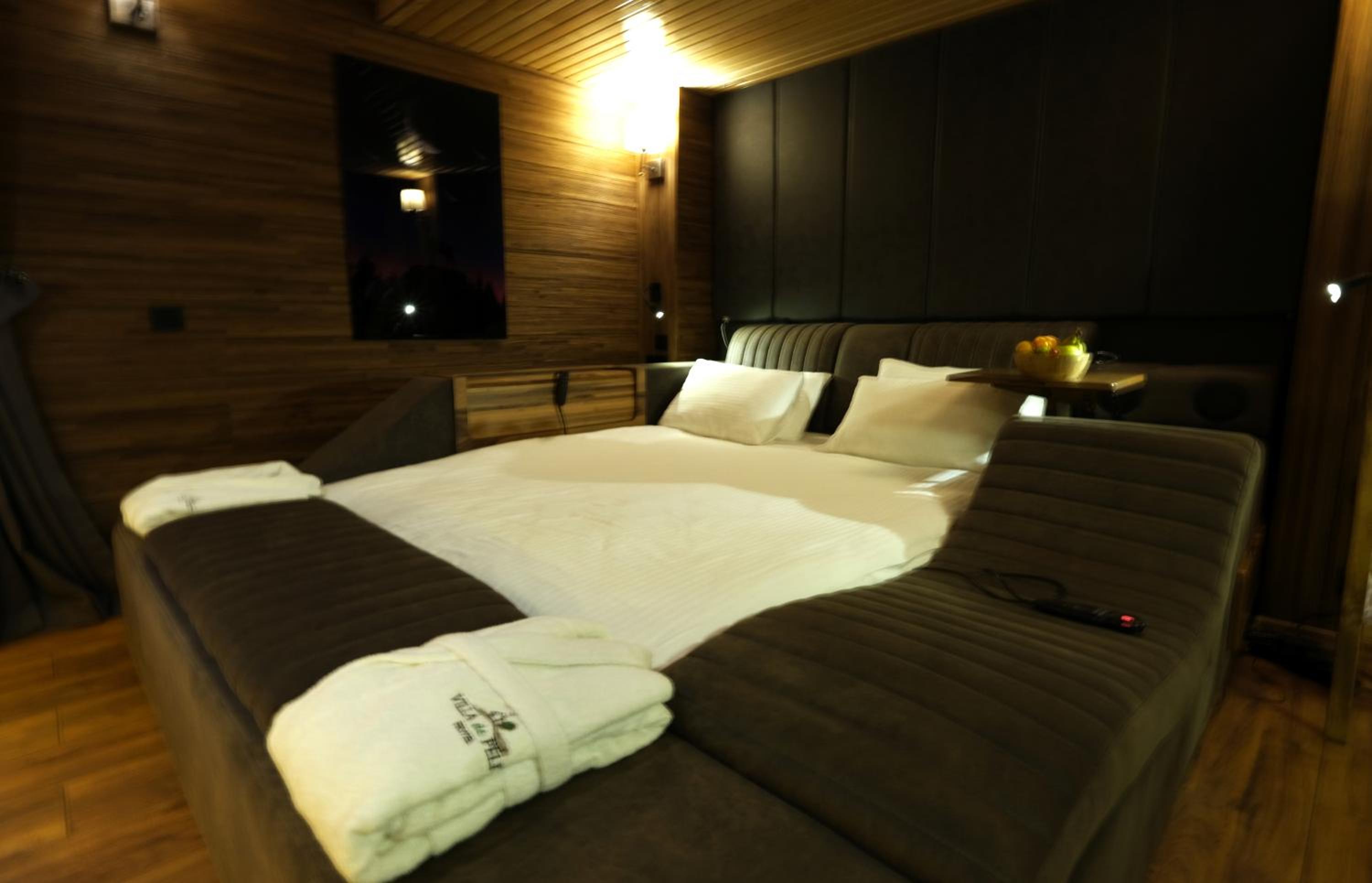 Limba Suite with Fire Place and Hot Tub - Waterfall View