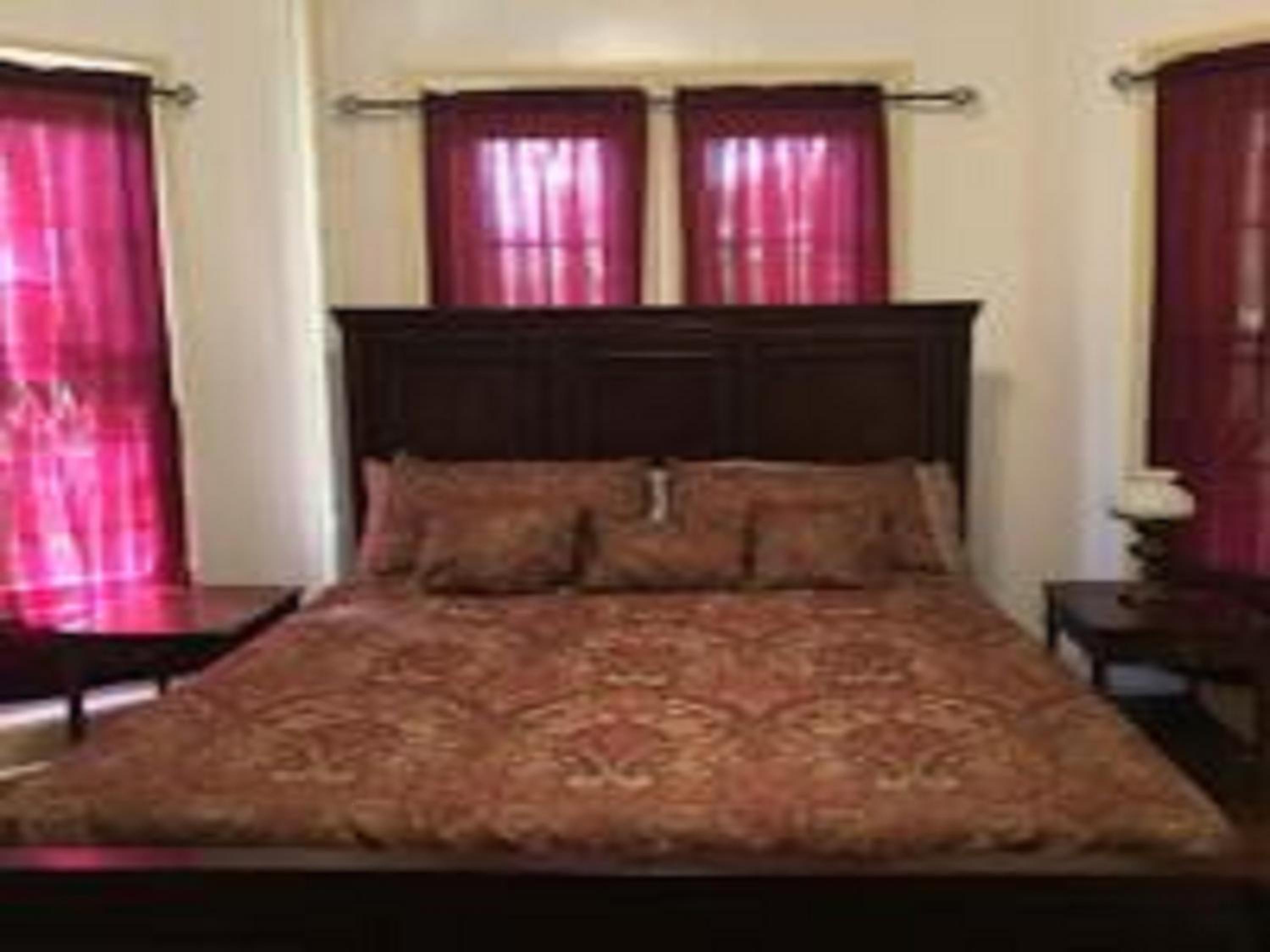 Deluxe Queen Suite photo 1