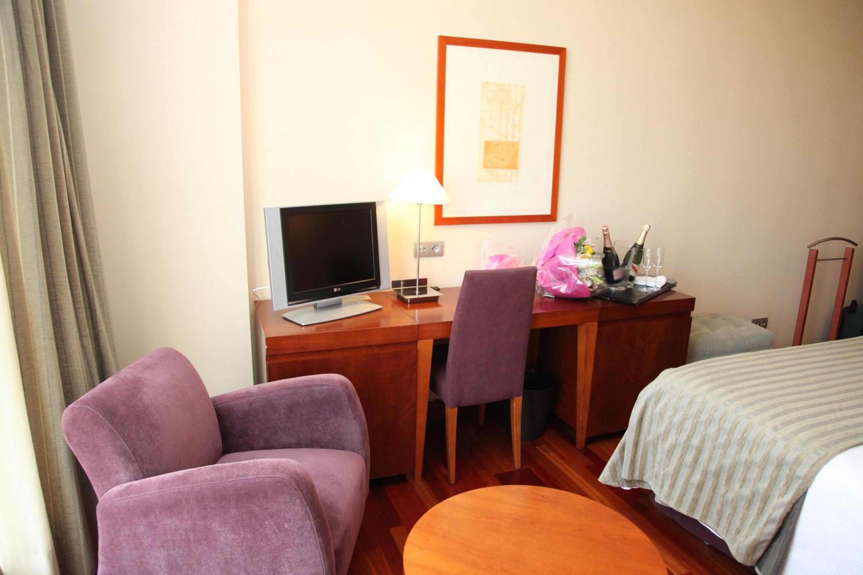 Double or Twin Room (1-2 Adults) - Photo 1