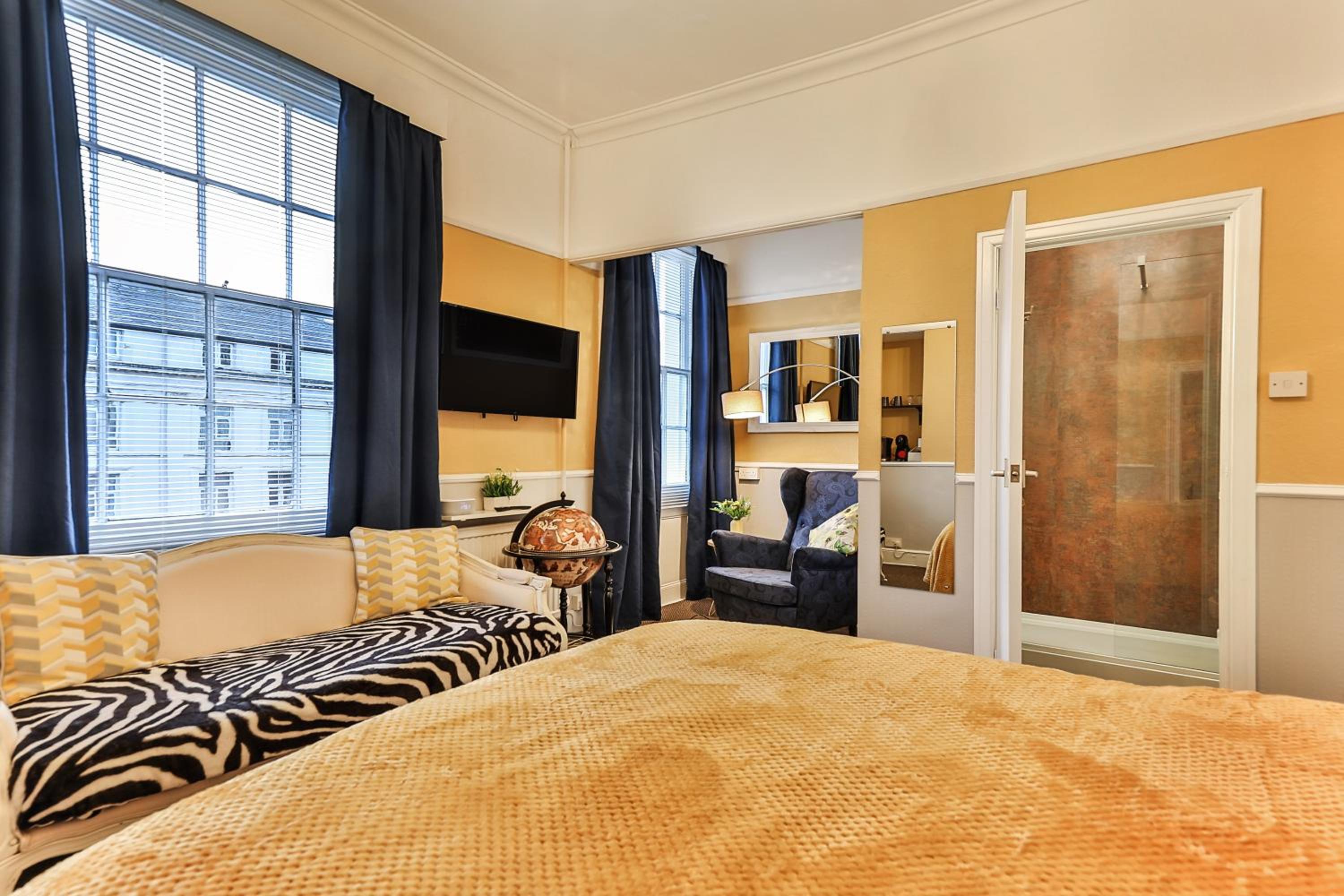 Large Double Room - Photo 6