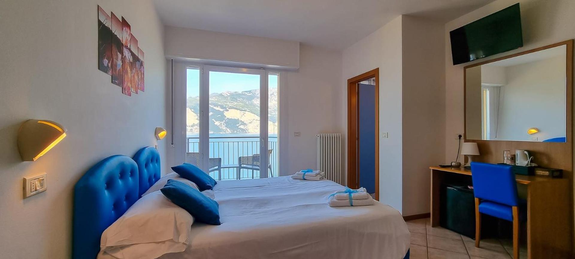 Superior Double or Twin Room with Lake View photo 2