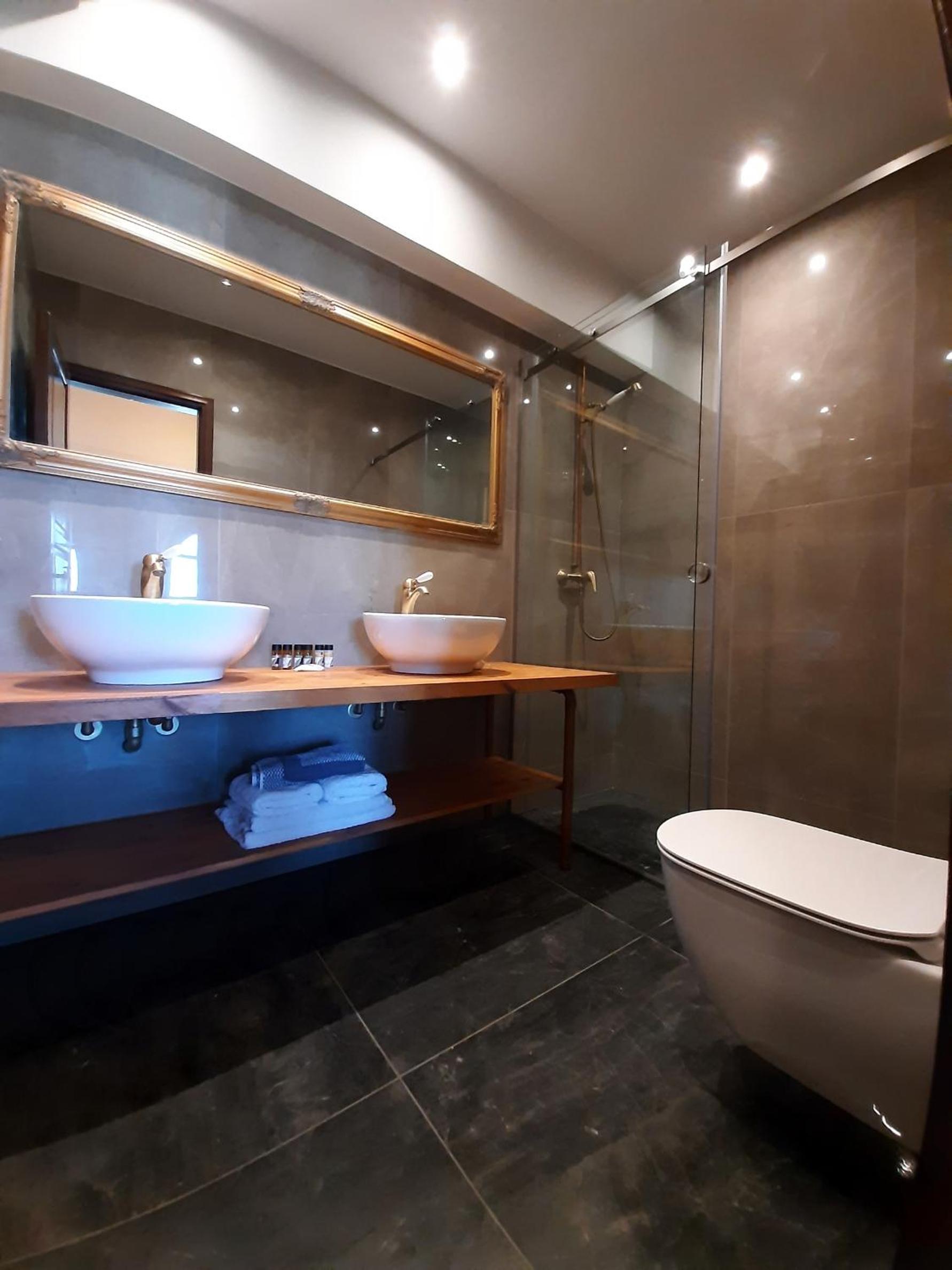 Deluxe Double Room with Balcony photo 3