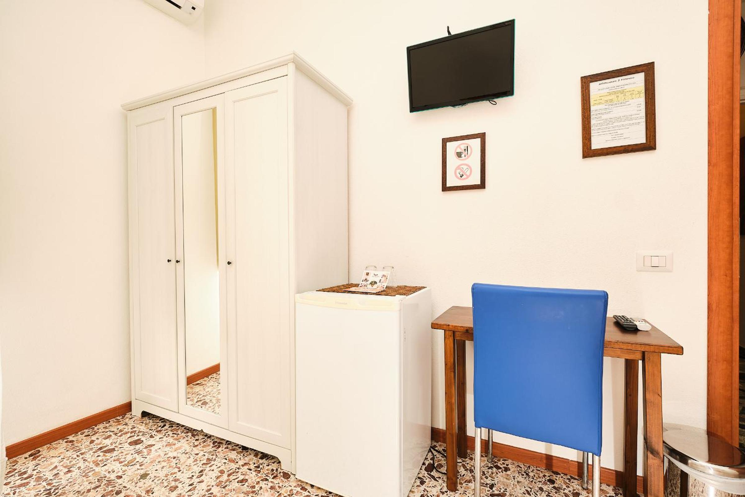 Double or Twin Room with Private Bathroom - Photo 5