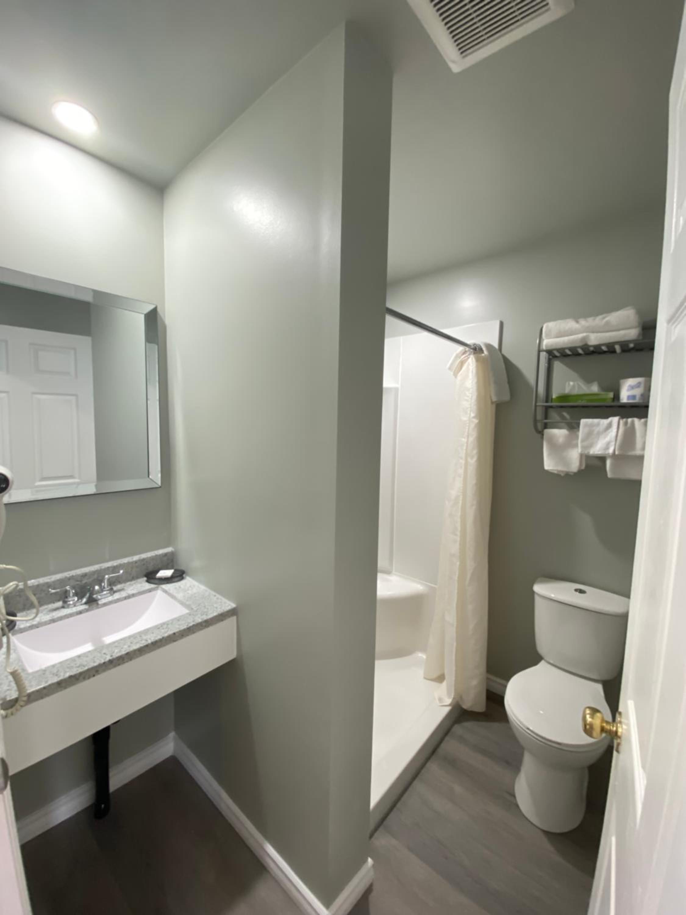 Standard Queen Room with Two Queen Beds - Photo 6