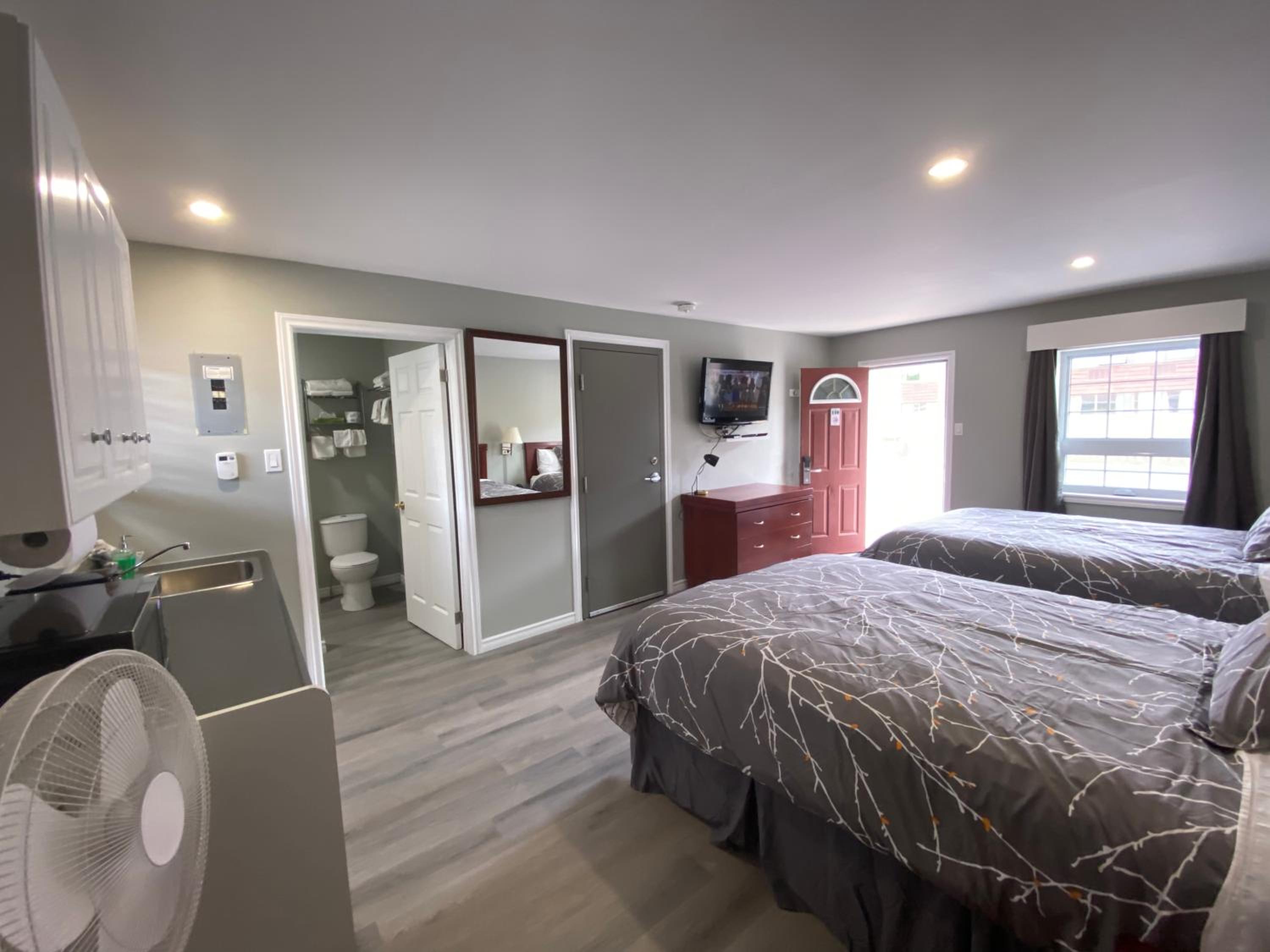 Standard Queen Room with Two Queen Beds - Photo 2