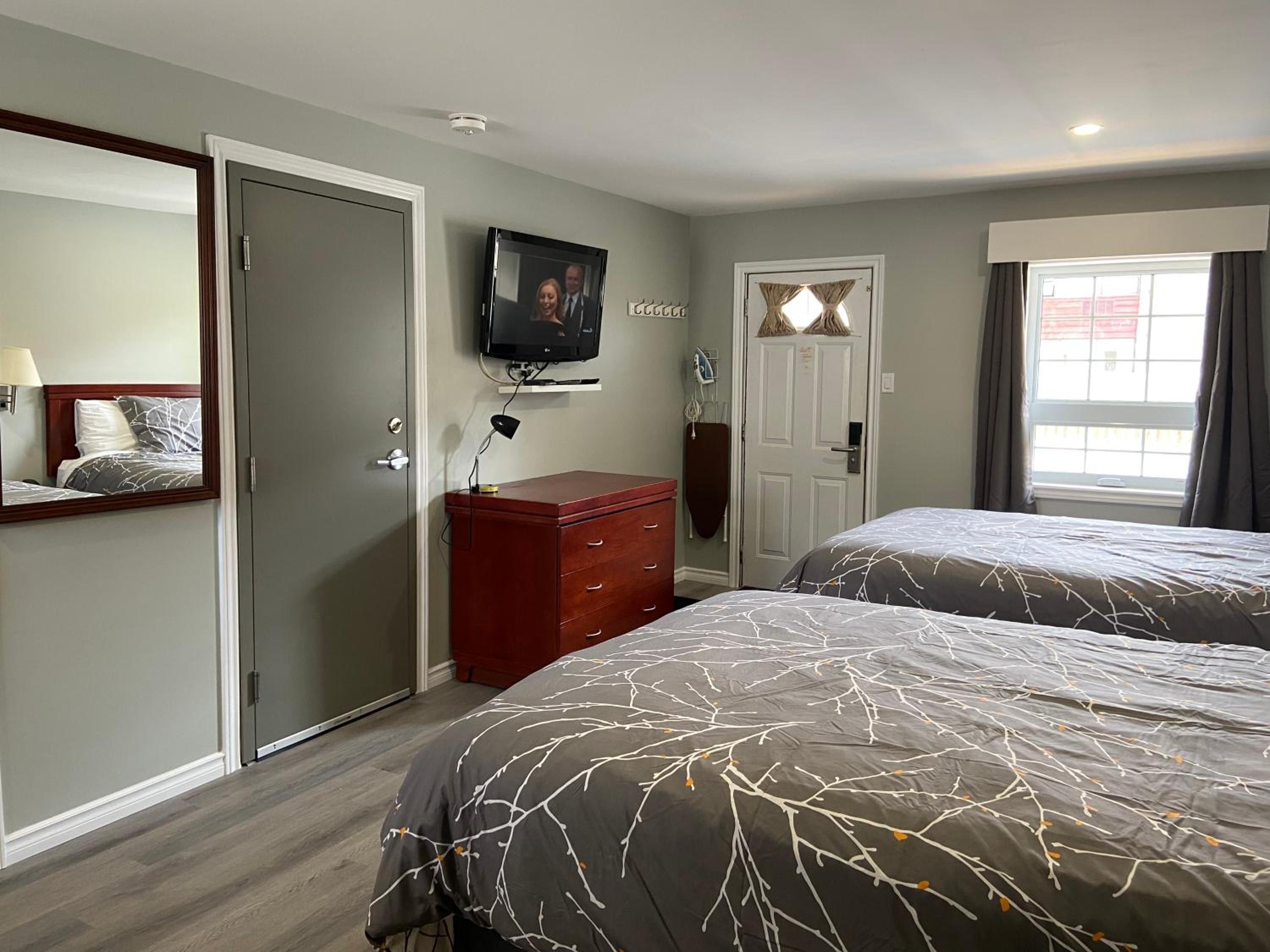 Standard Queen Room with Two Queen Beds - Photo 3