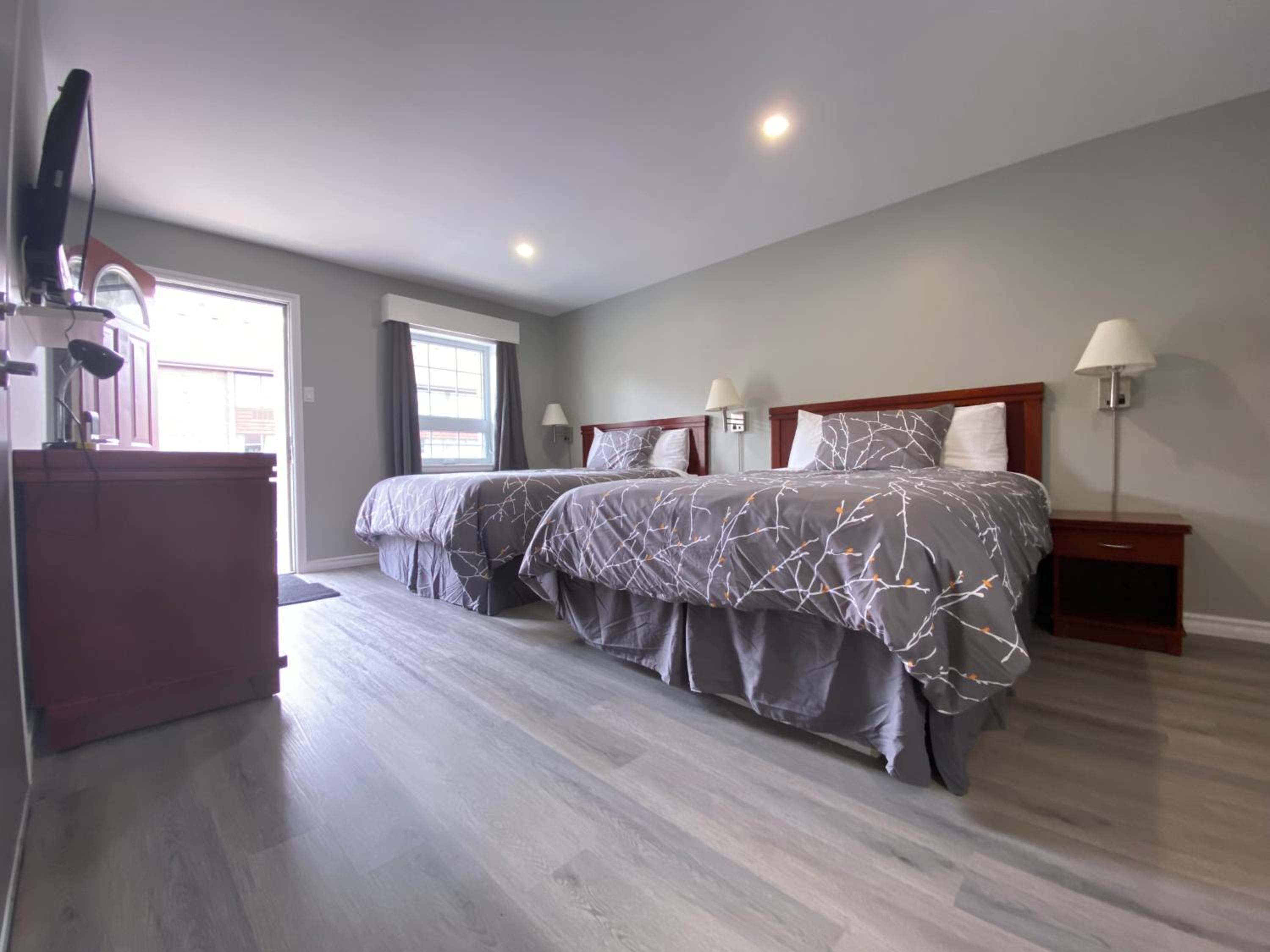 Standard Queen Room with Two Queen Beds - Photo 7