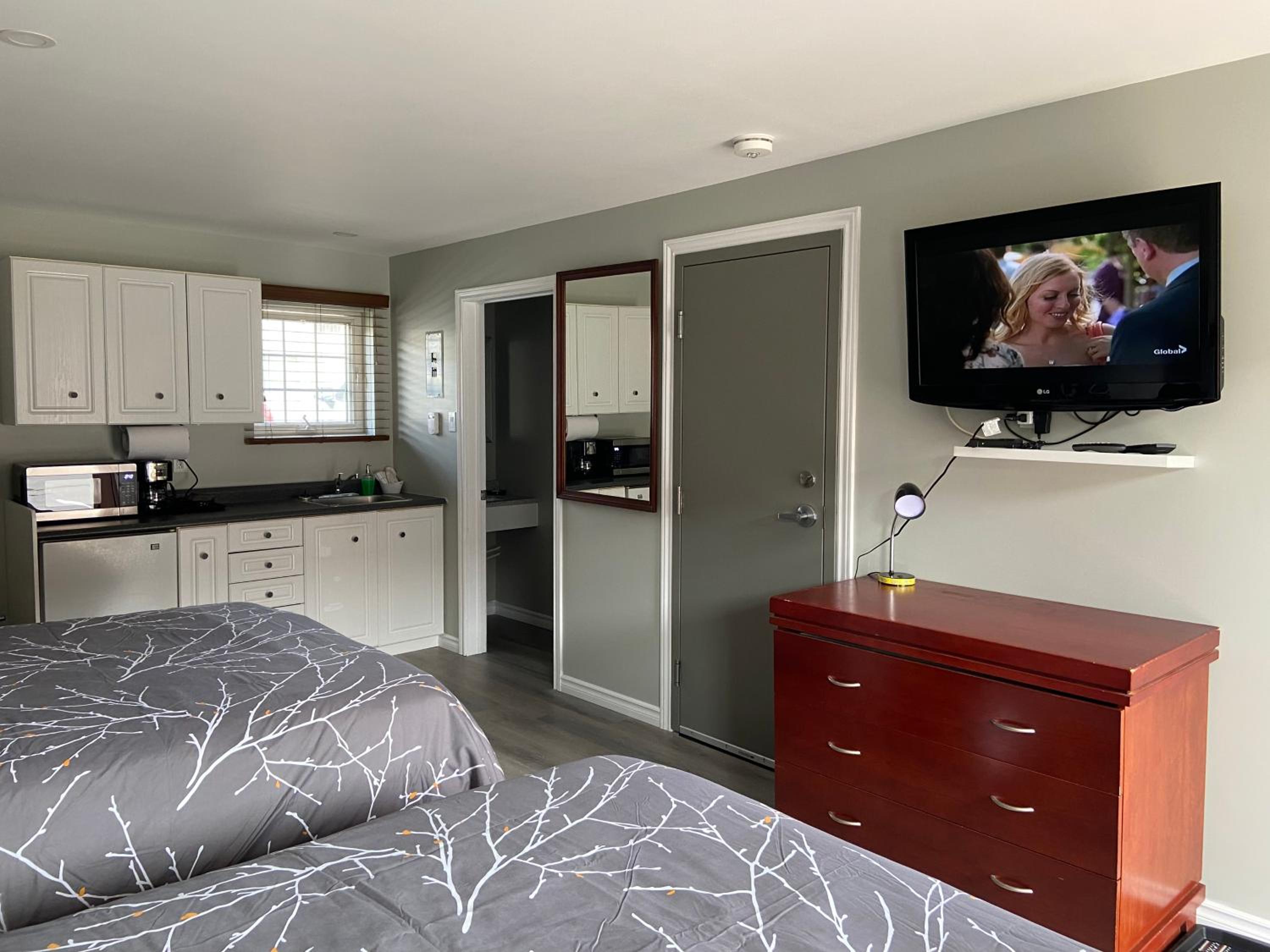 Standard Queen Room with Two Queen Beds - Photo 4