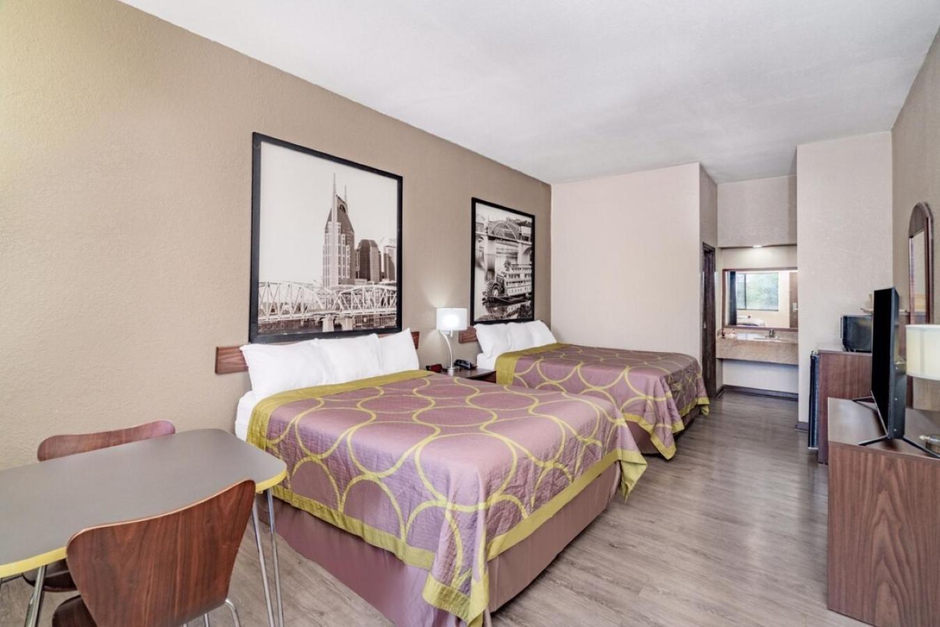 Queen Room with Two Queen Beds - Non-Smoking - Photo 2