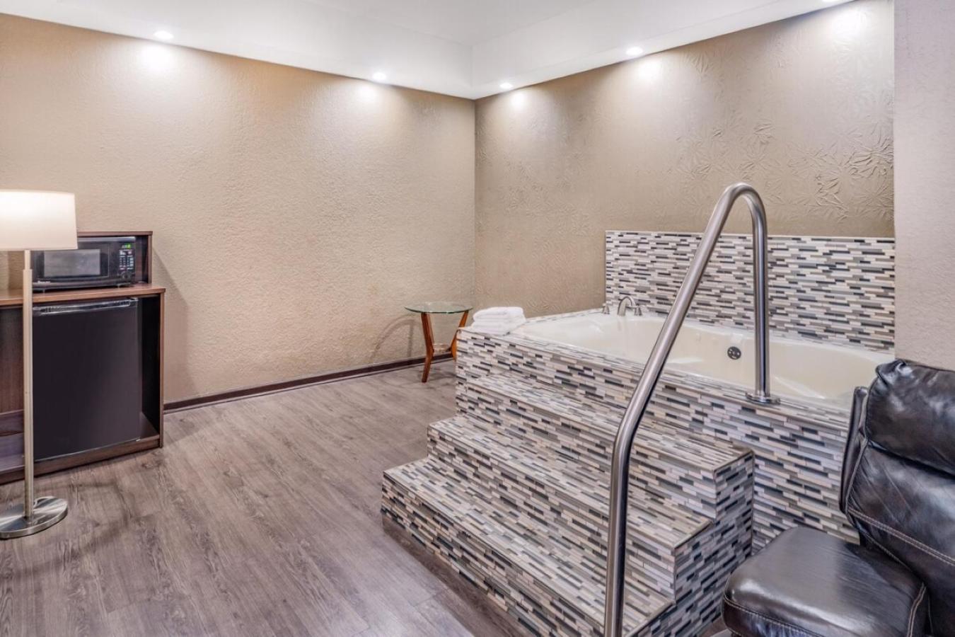 Deluxe King Suite with Spa Bath - Non-Smoking - Photo 3