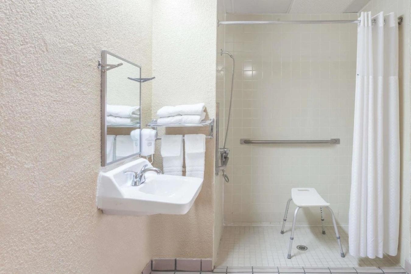 King Room - Disability Access - Non-Smoking - Photo 3