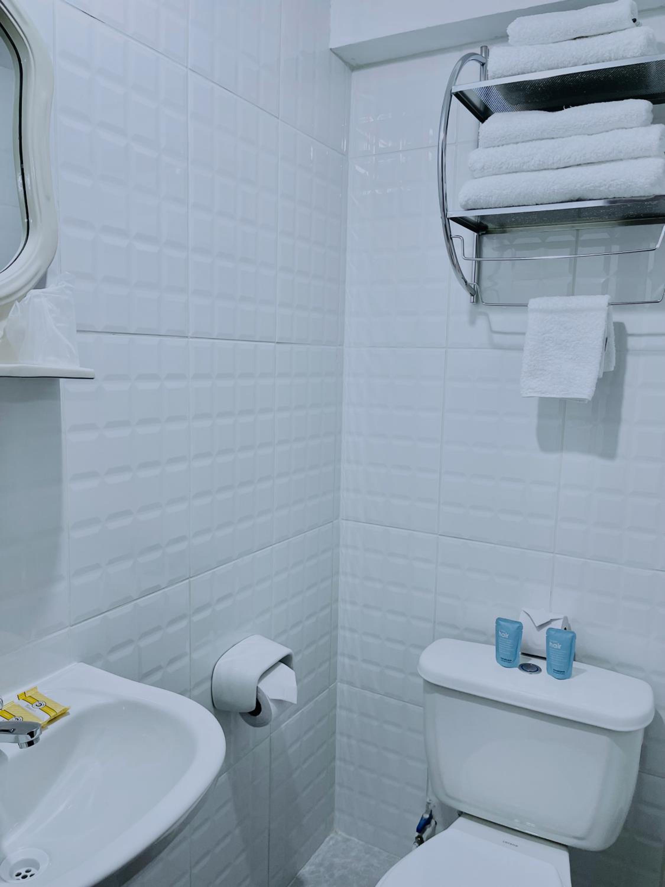 Twin Room with Private Bathroom photo 3