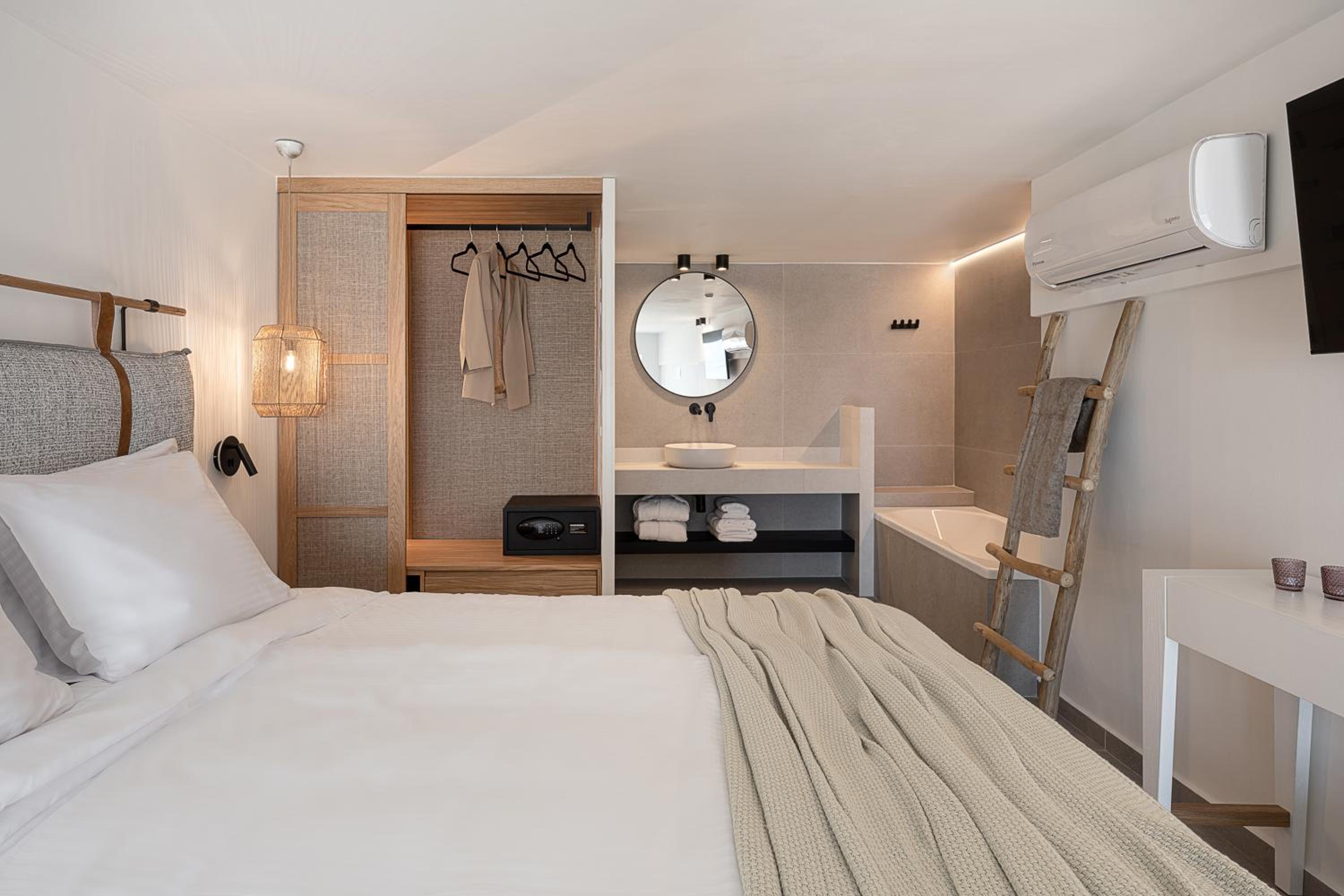 Superior Maisonette Suite with Direct Sea View - Photo 13