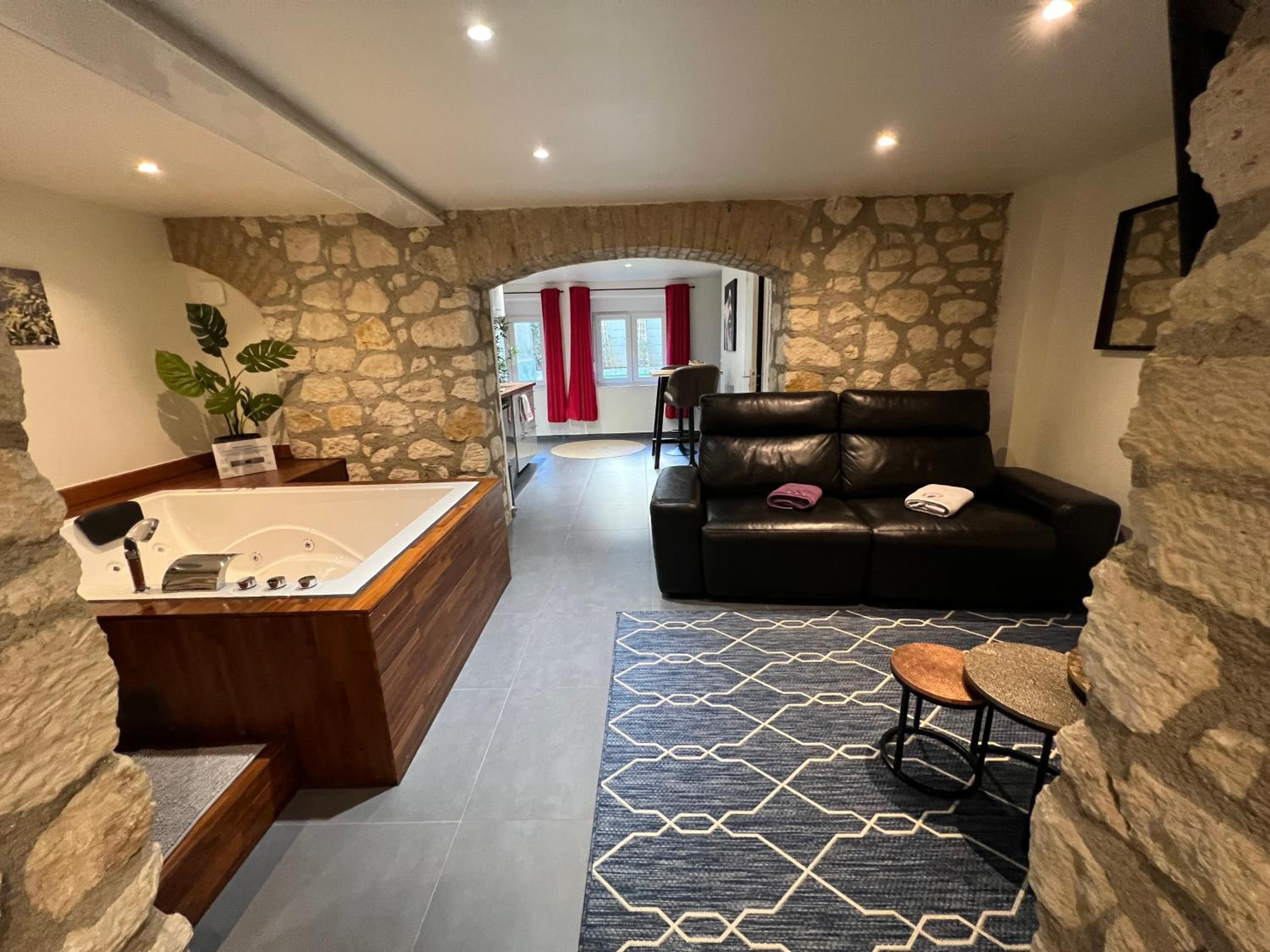 One-Bedroom Apartment - Photo 3
