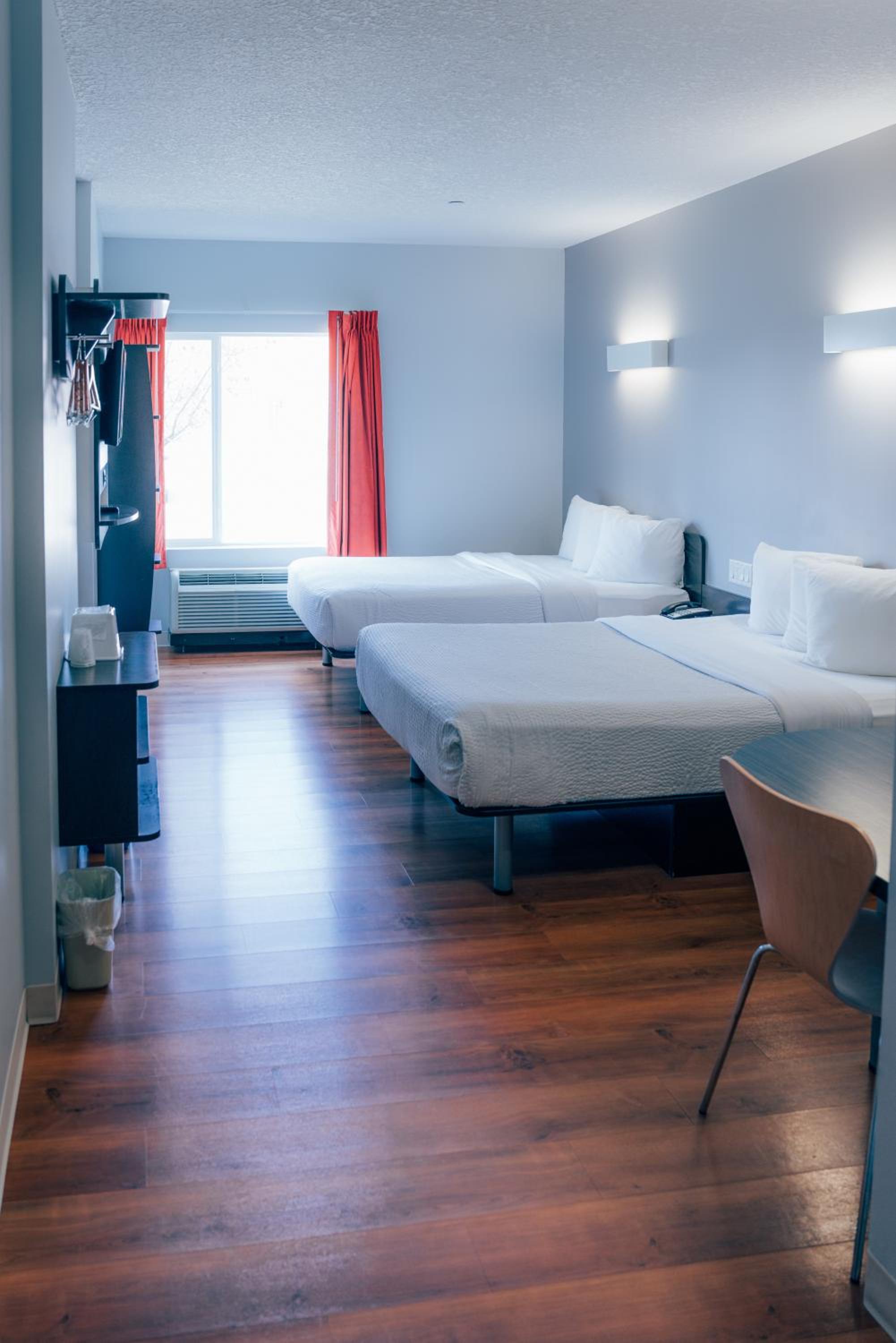 Queen Room with Two Queen Beds - Non-Smoking photo 3