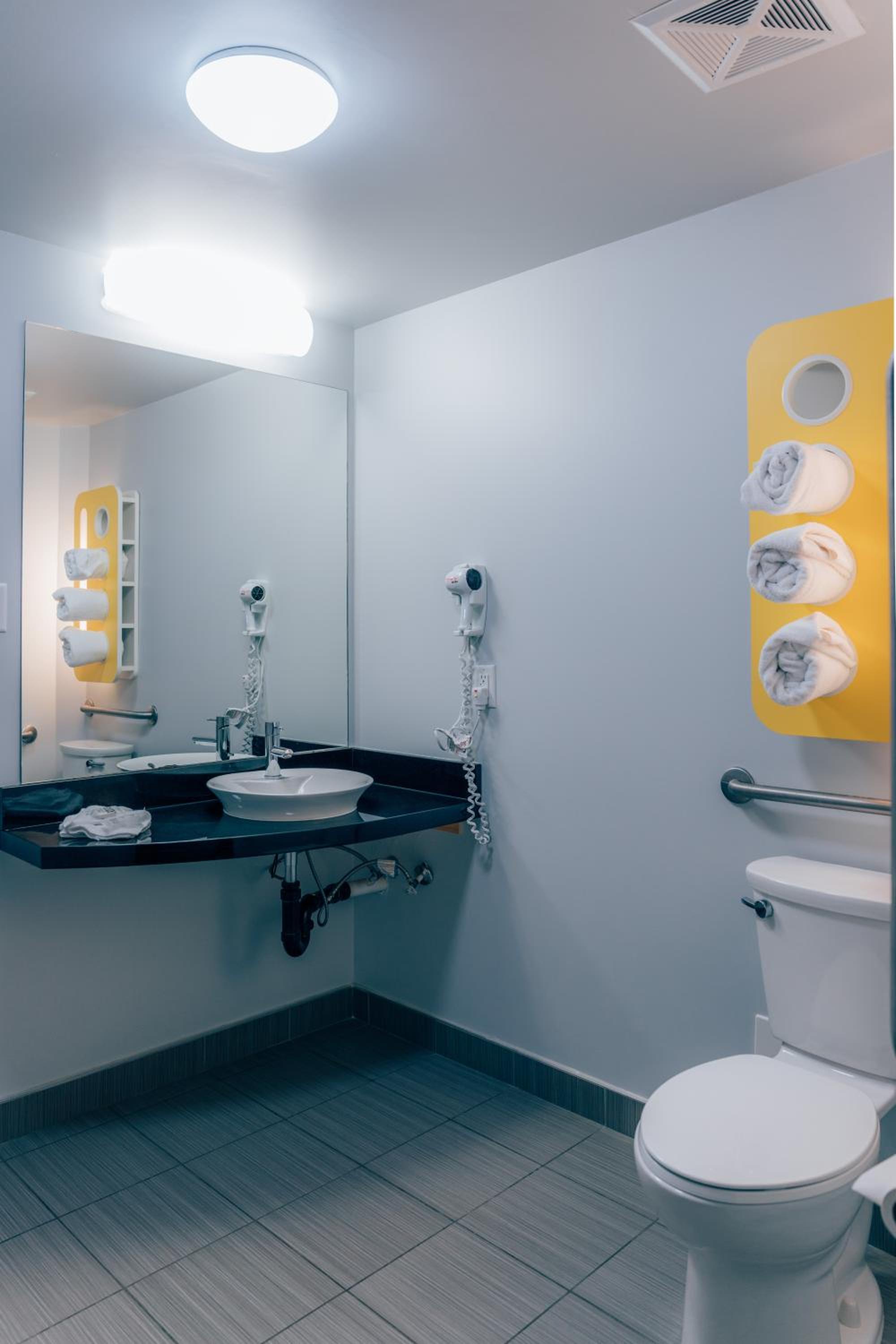Queen Room - Disability Access - Non-Smoking photo 3