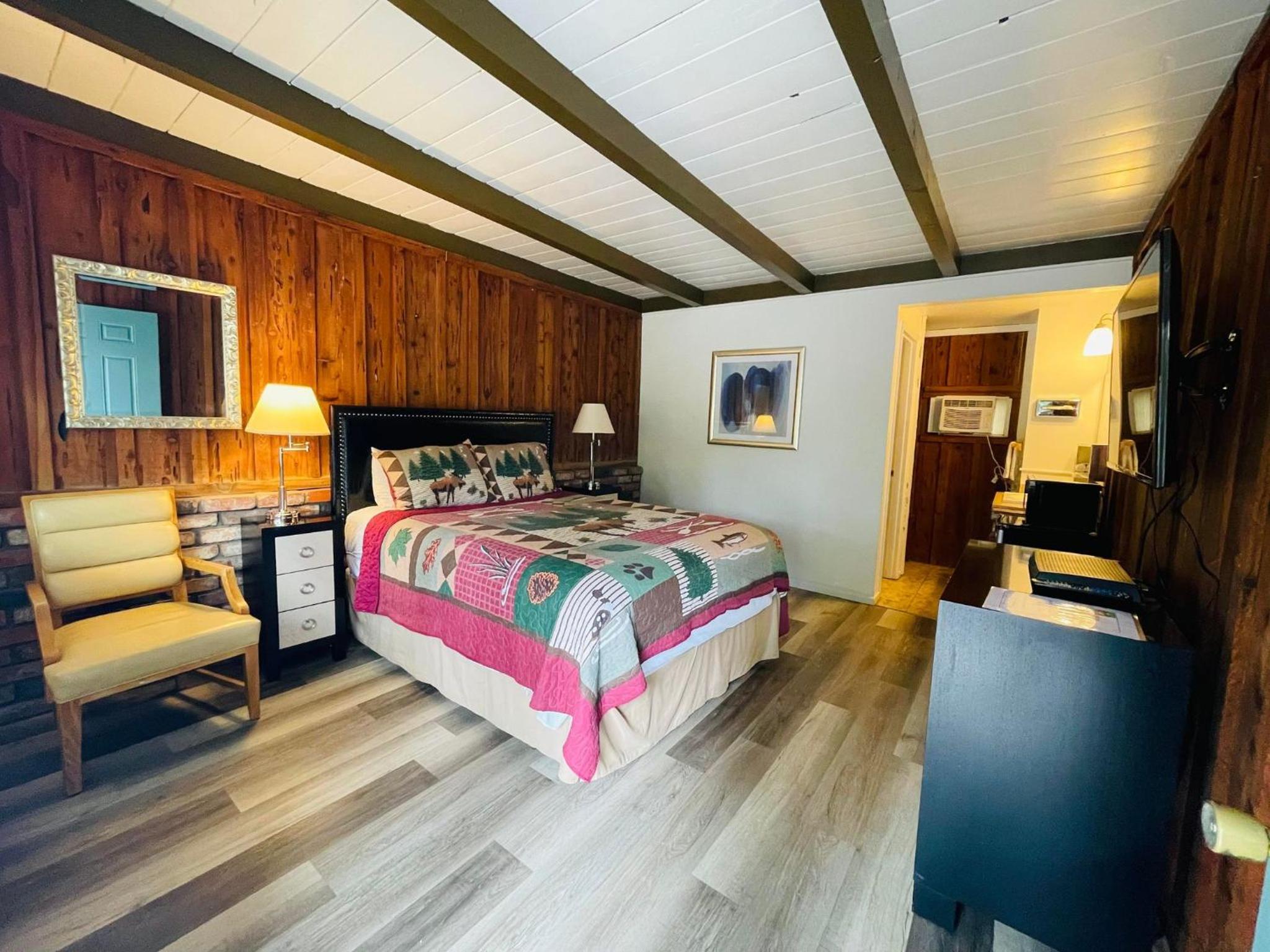 Budget Double Room - Photo 13