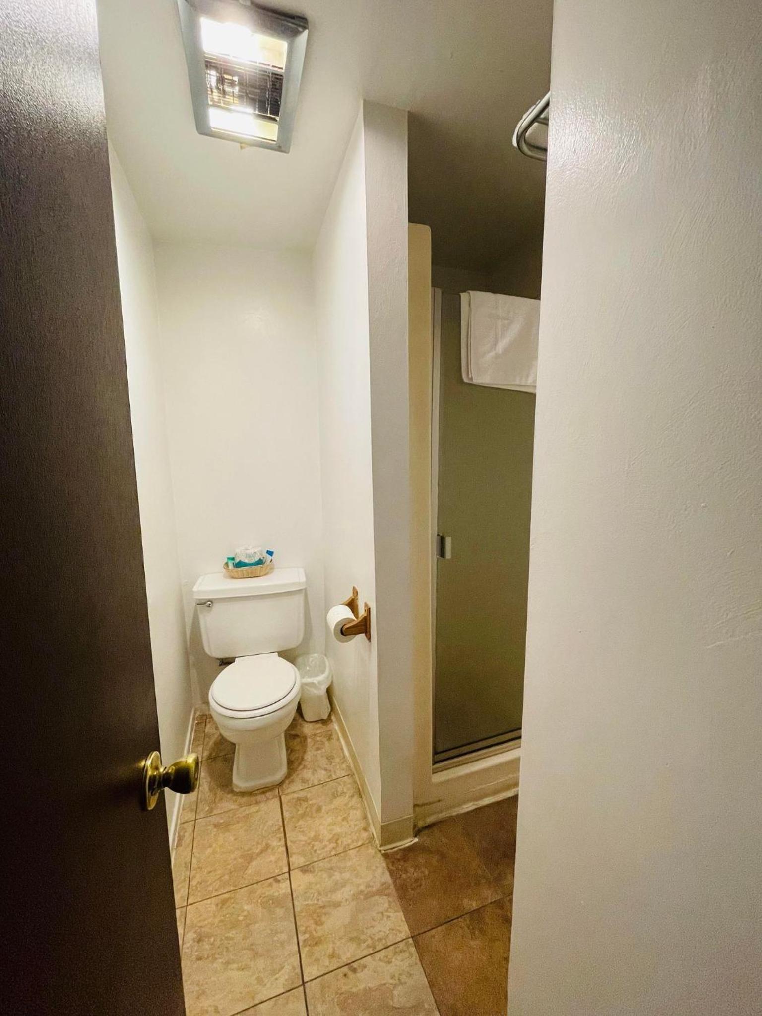 Budget Double Room - Photo 12