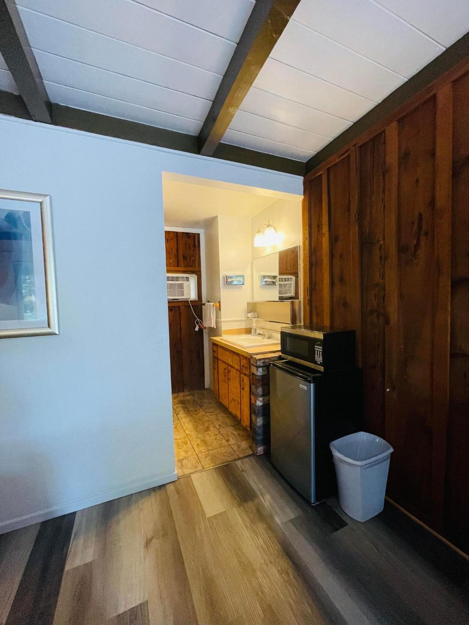 Budget Double Room - Photo 11