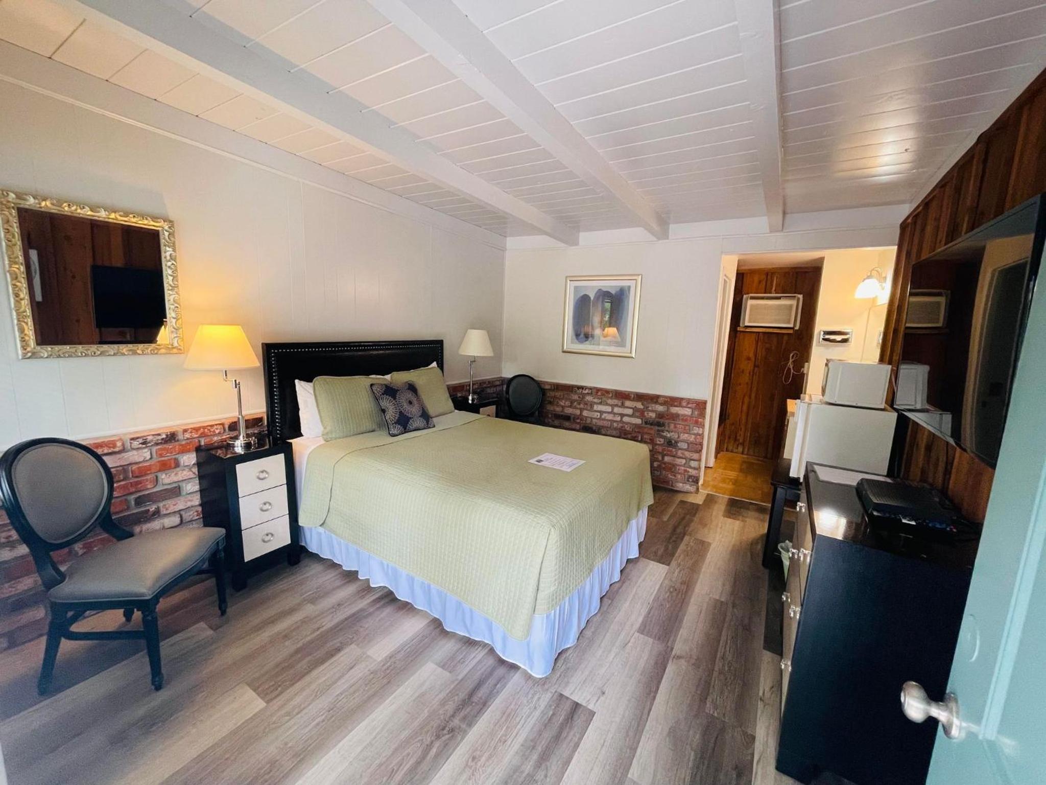 Budget Double Room - Photo 7