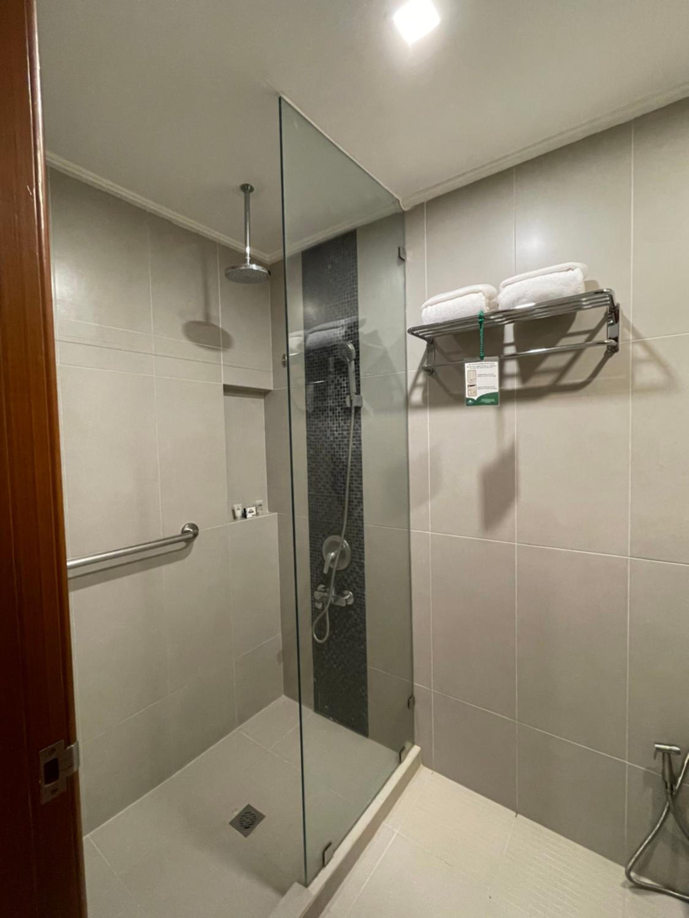 Business Double Room with Two Double Beds - Non-Smoking - Photo 2