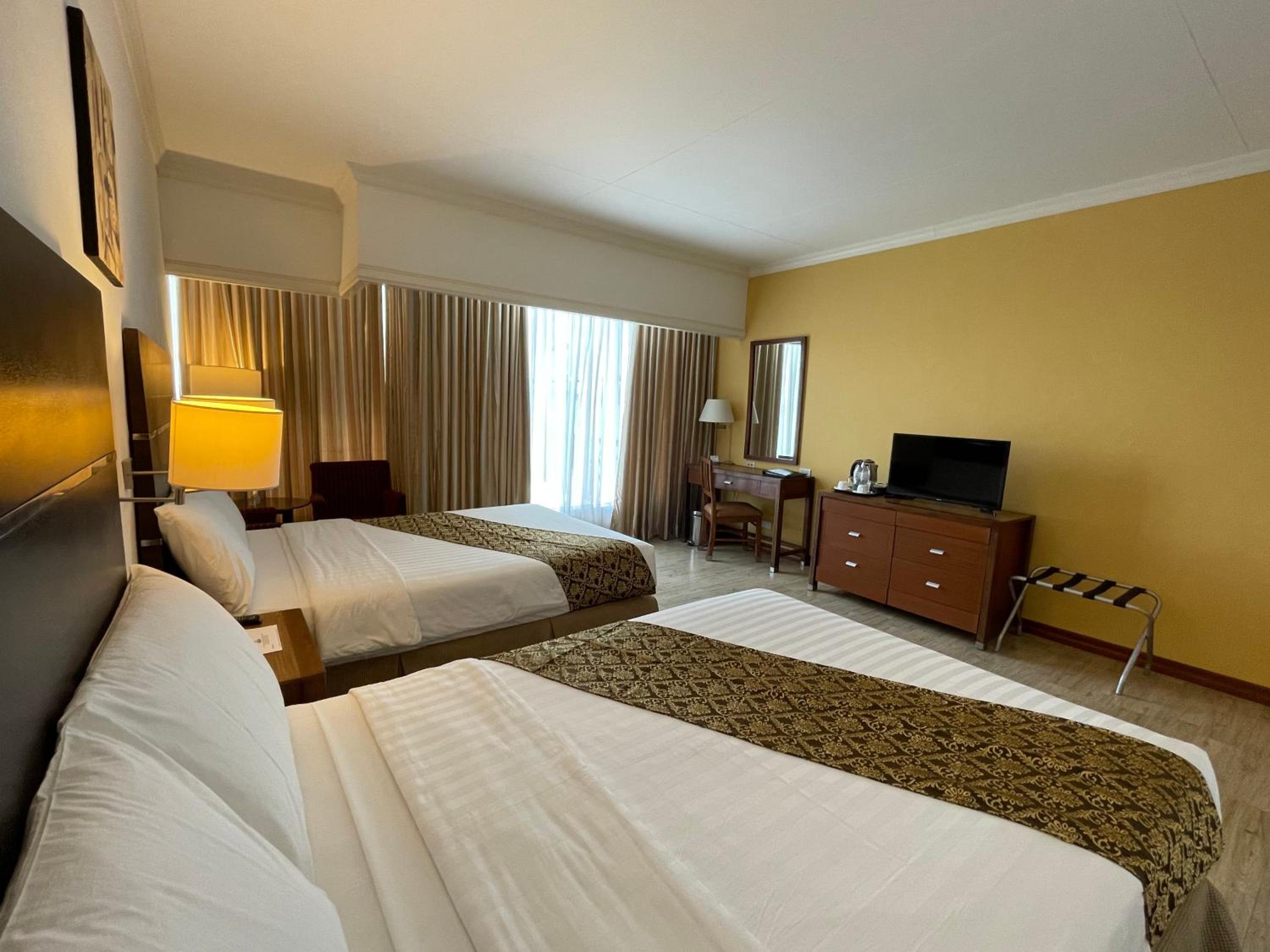 Business Double Room with Two Double Beds - Non-Smoking - Photo 4