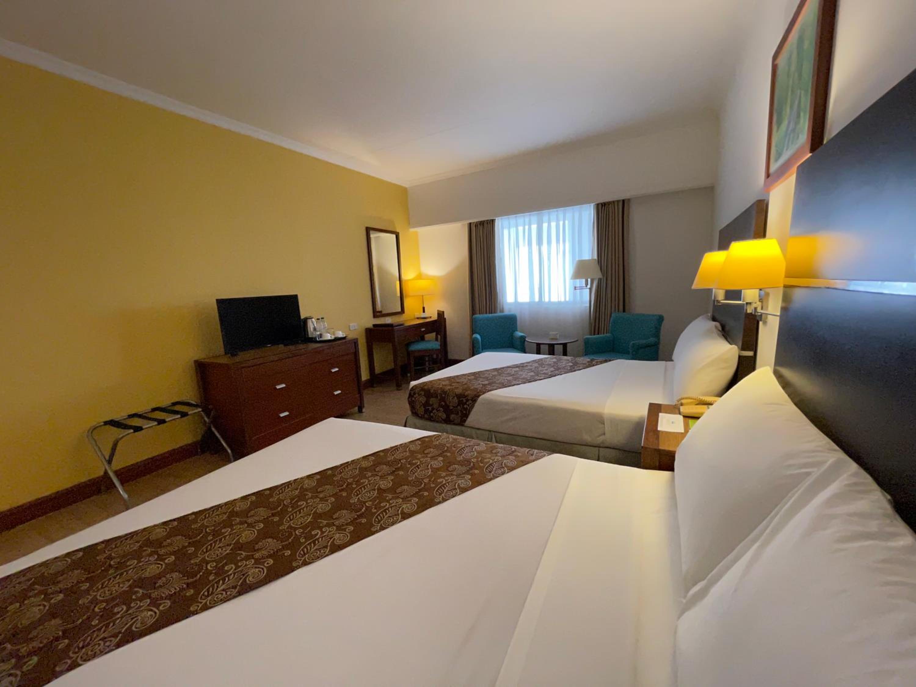 Double Room with Two Double Beds - Non-Smoking - Photo 3