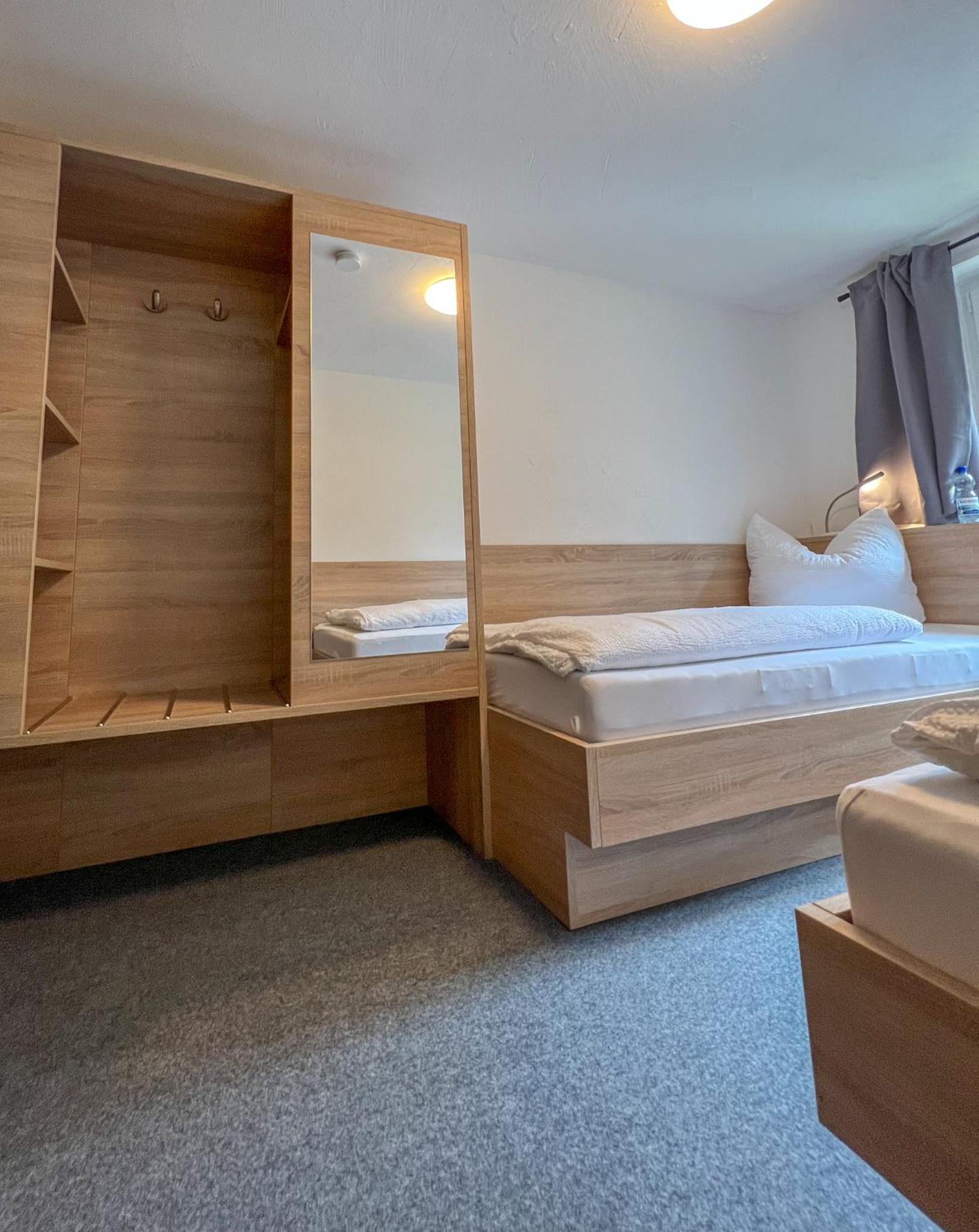 Economy Twin Room photo 3