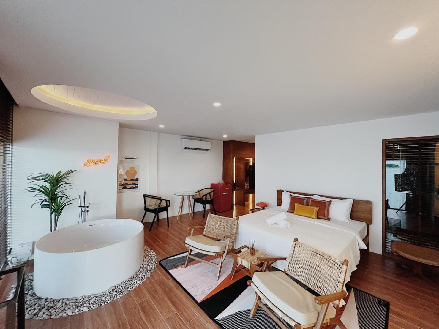 King Suite with Spa Bath - Photo 2