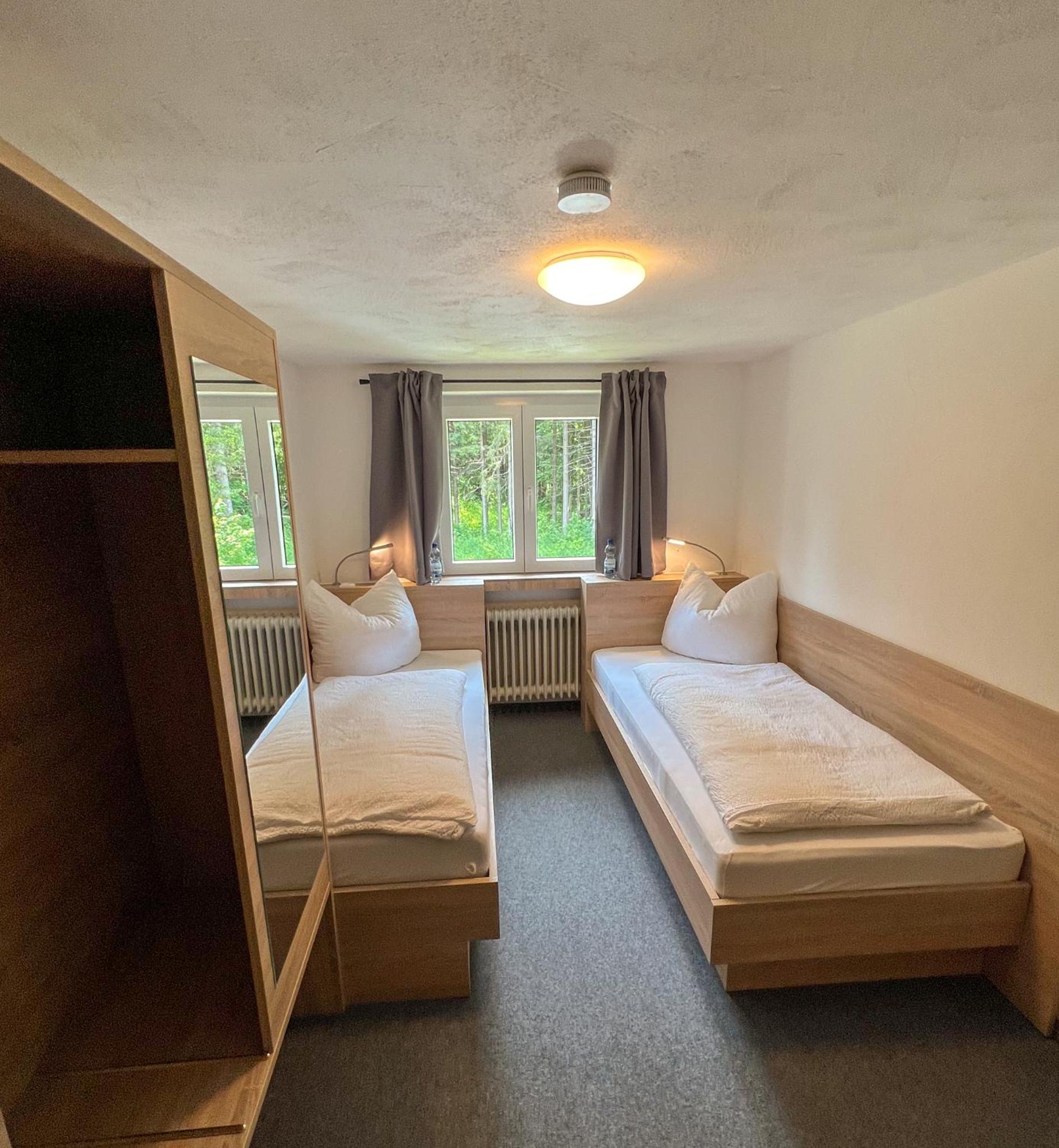 Economy Twin Room photo 2