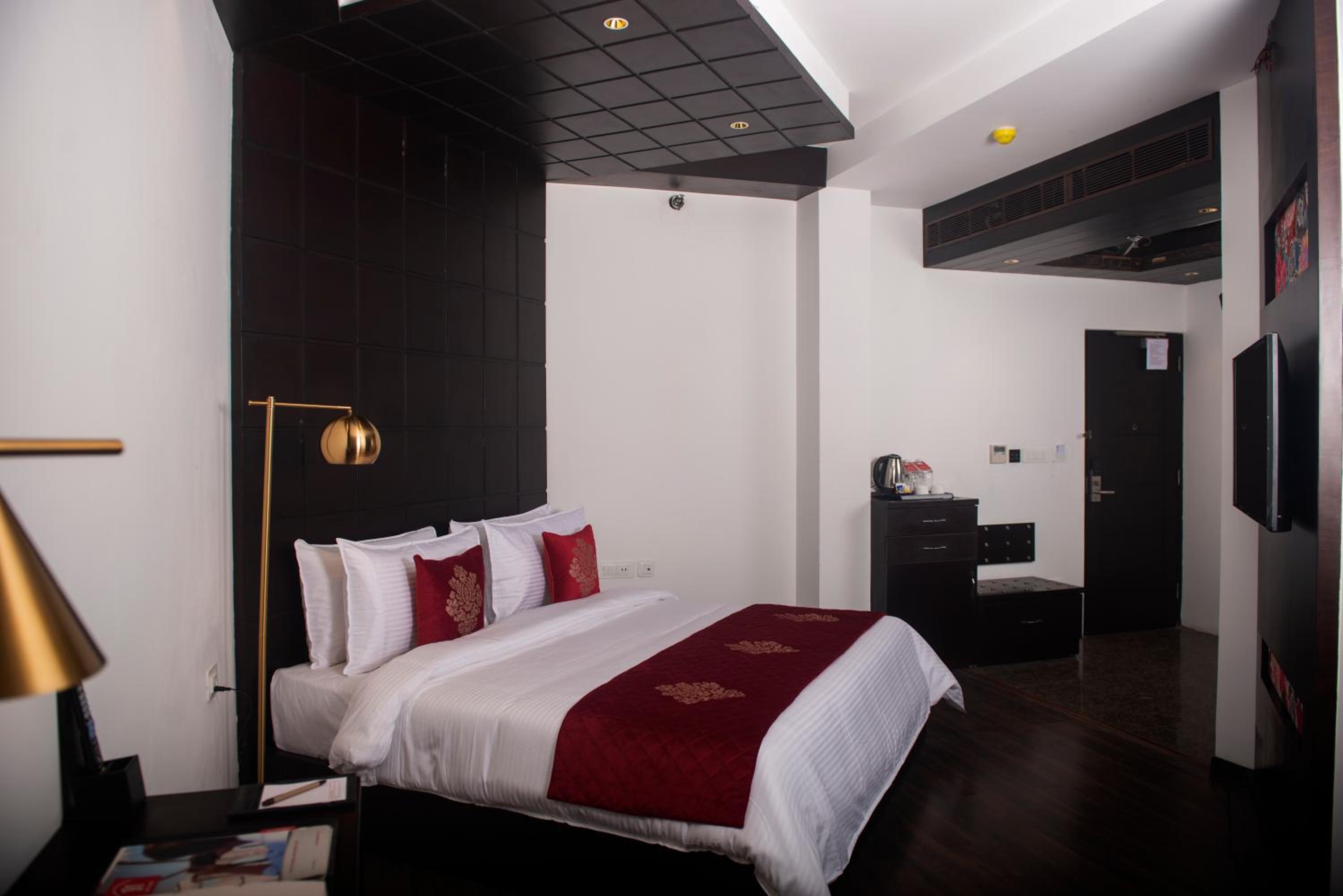 Deluxe King Room, No View - Photo 1