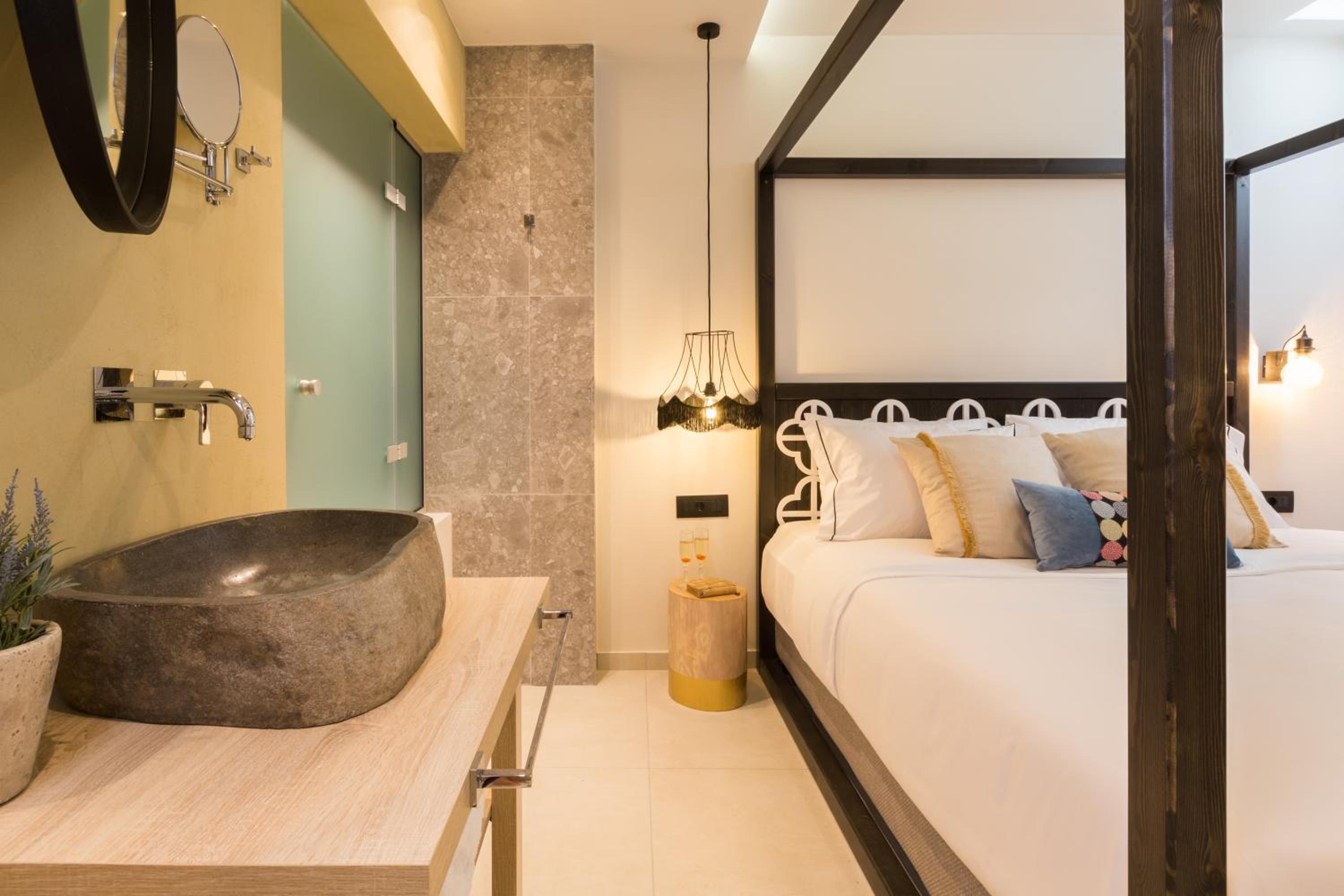 Deluxe Suite with Spa Bath photo 3