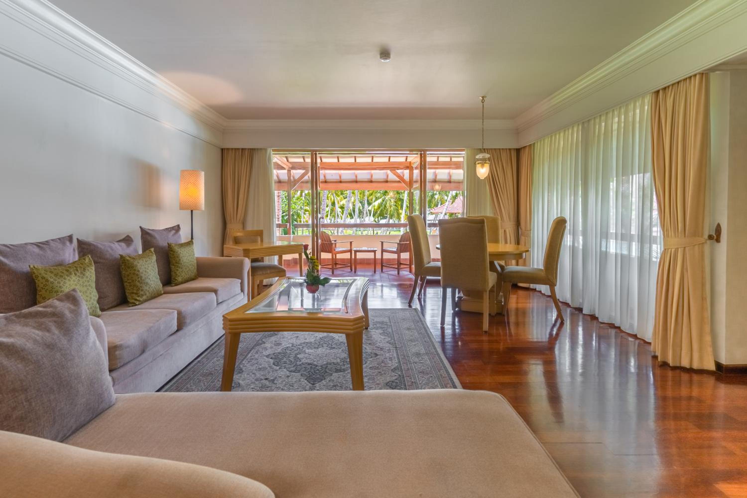 Deluxe Suite with Free Return Airport Transfers and One-Time Afternoon Tea - Photo 4